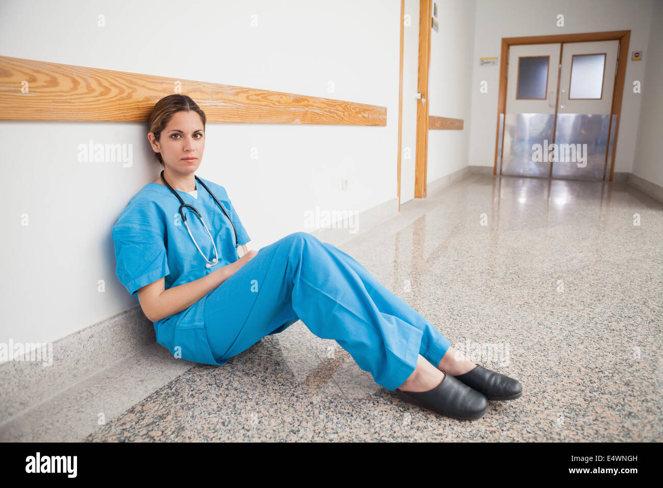 Курящая медсестра. Медсестра с кружкой эсмарха. Медсестра за столом. Медсестра сидит на лице. Женщина врач ноги.