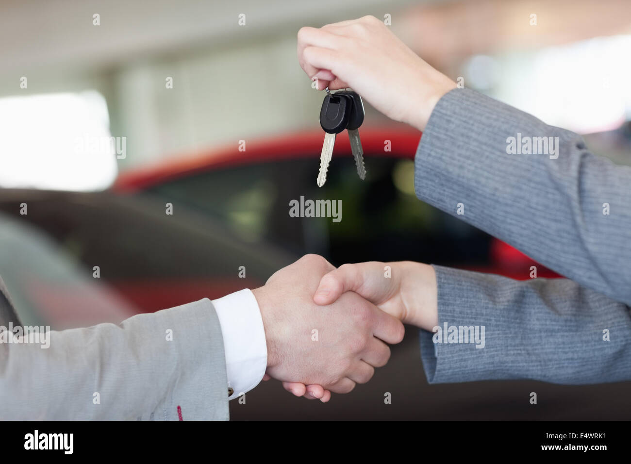 Аренда автомобиля в области. Вручает ключи от машины. Вручение автомобиля. Вручение ключей от машины. Ключи от машины в руке.