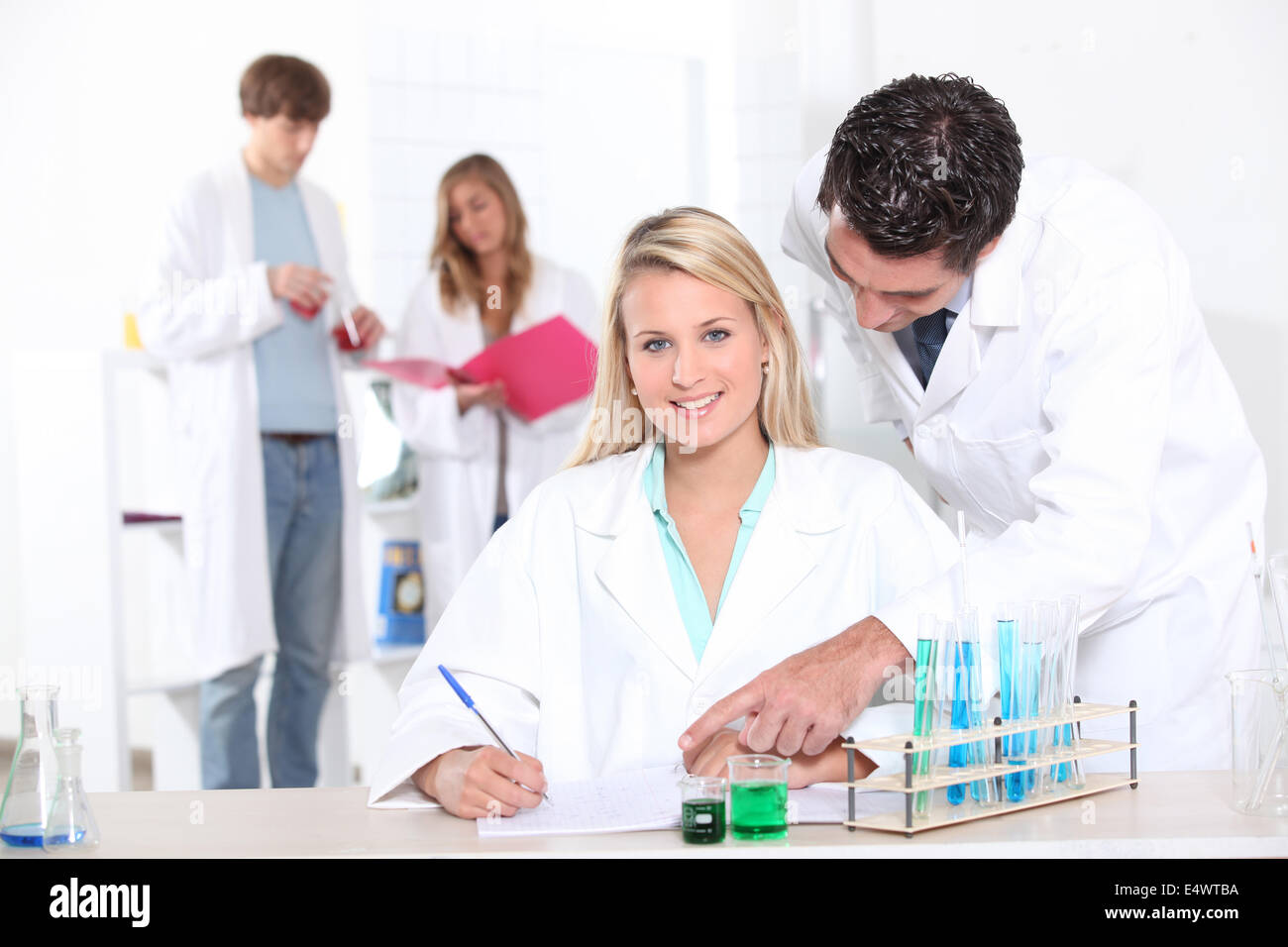 Class in school lab hi res stock photography and images Alamy
