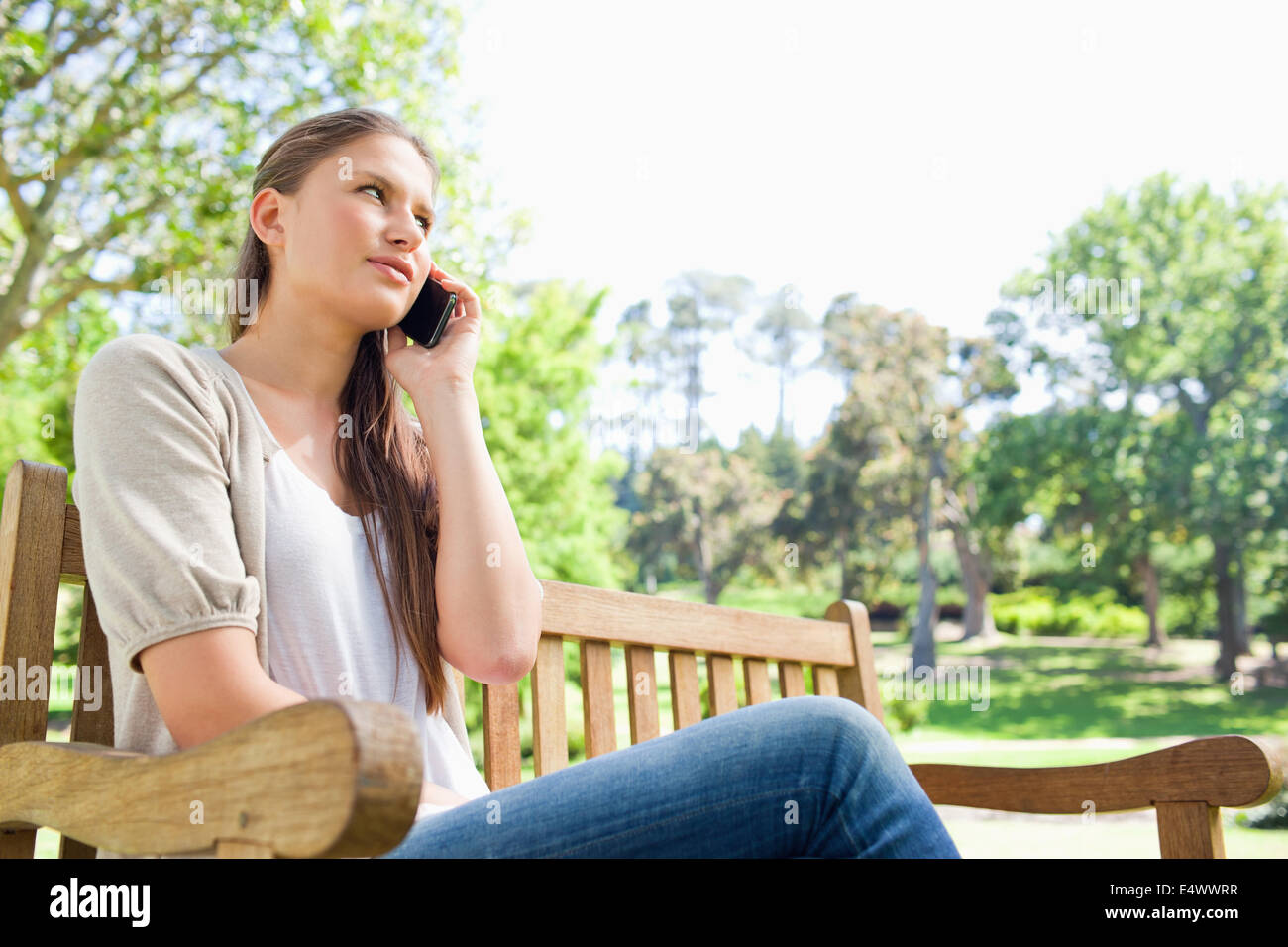 девушка с мобильным телефоном. девушка говорит по мобильному телефону. удивленная девушка с телефоном. билайн кредит на телефон. девушка со смартфоном на улице.