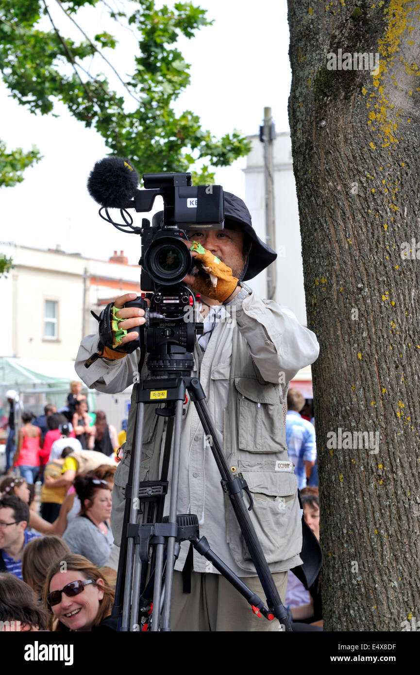 Man with a canon camera hi-res stock photography and images - Alamy