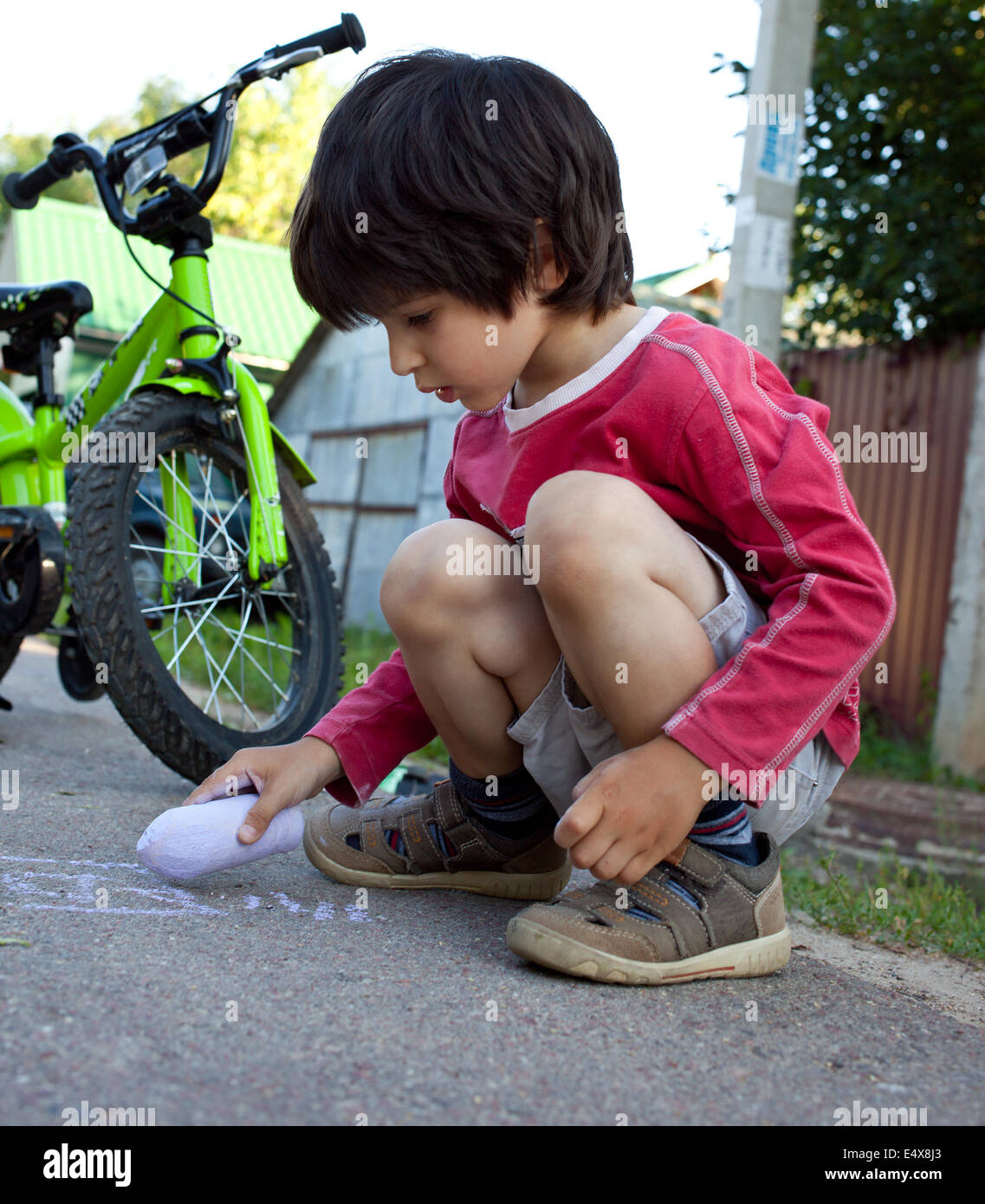 дети мальчики 4. дети улицы. маленькие дети на улице. 4 года мальчику. дети писаются.