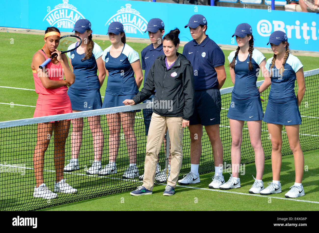 Madison Keys (USA), umpire and ball boys / girls before a match