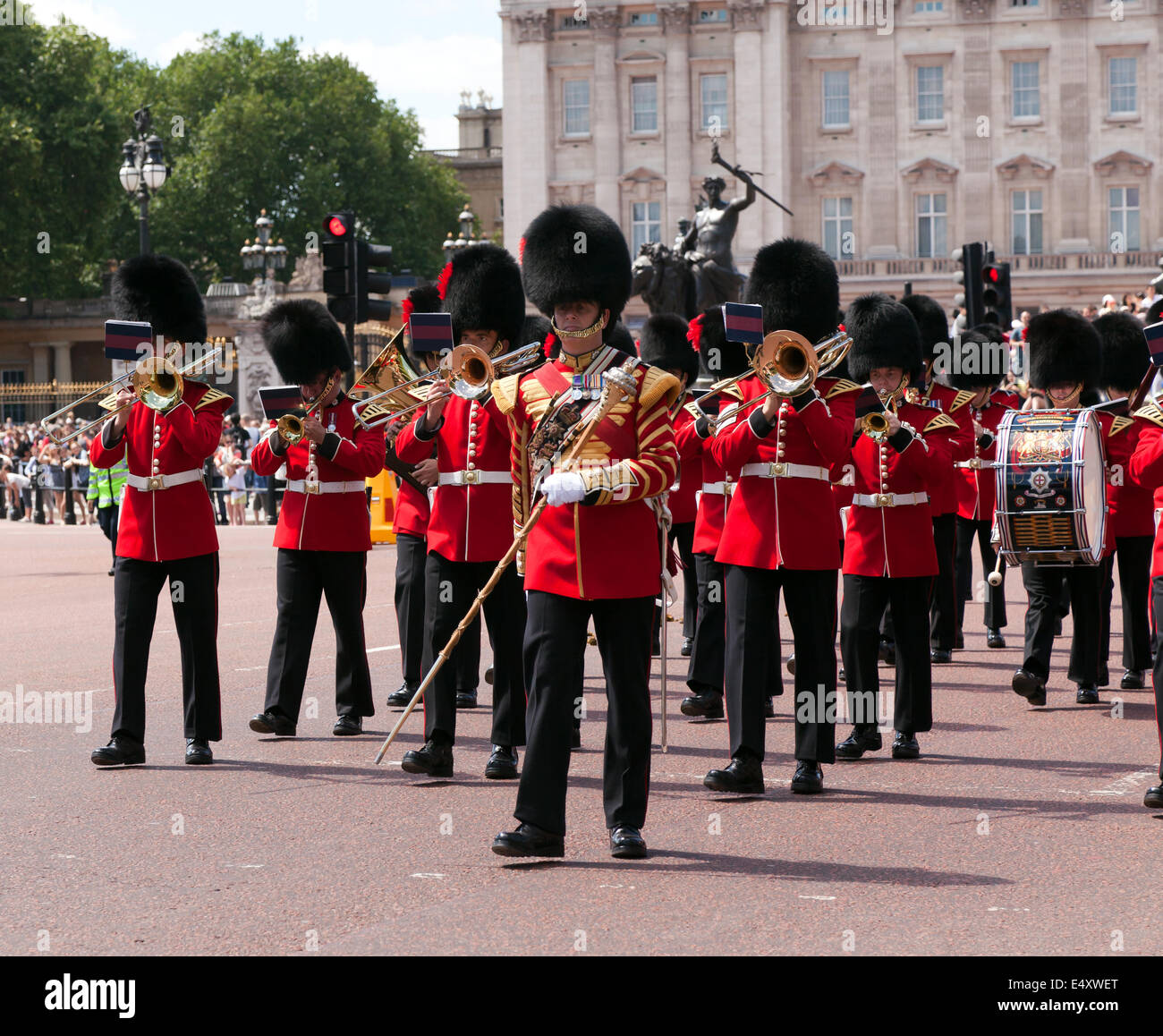 The Band of the Coldstream Guards marching away from  Buckingham Palace down the Mall.Coldstream Guards, Band, Musicians, Soldie Stock Photo