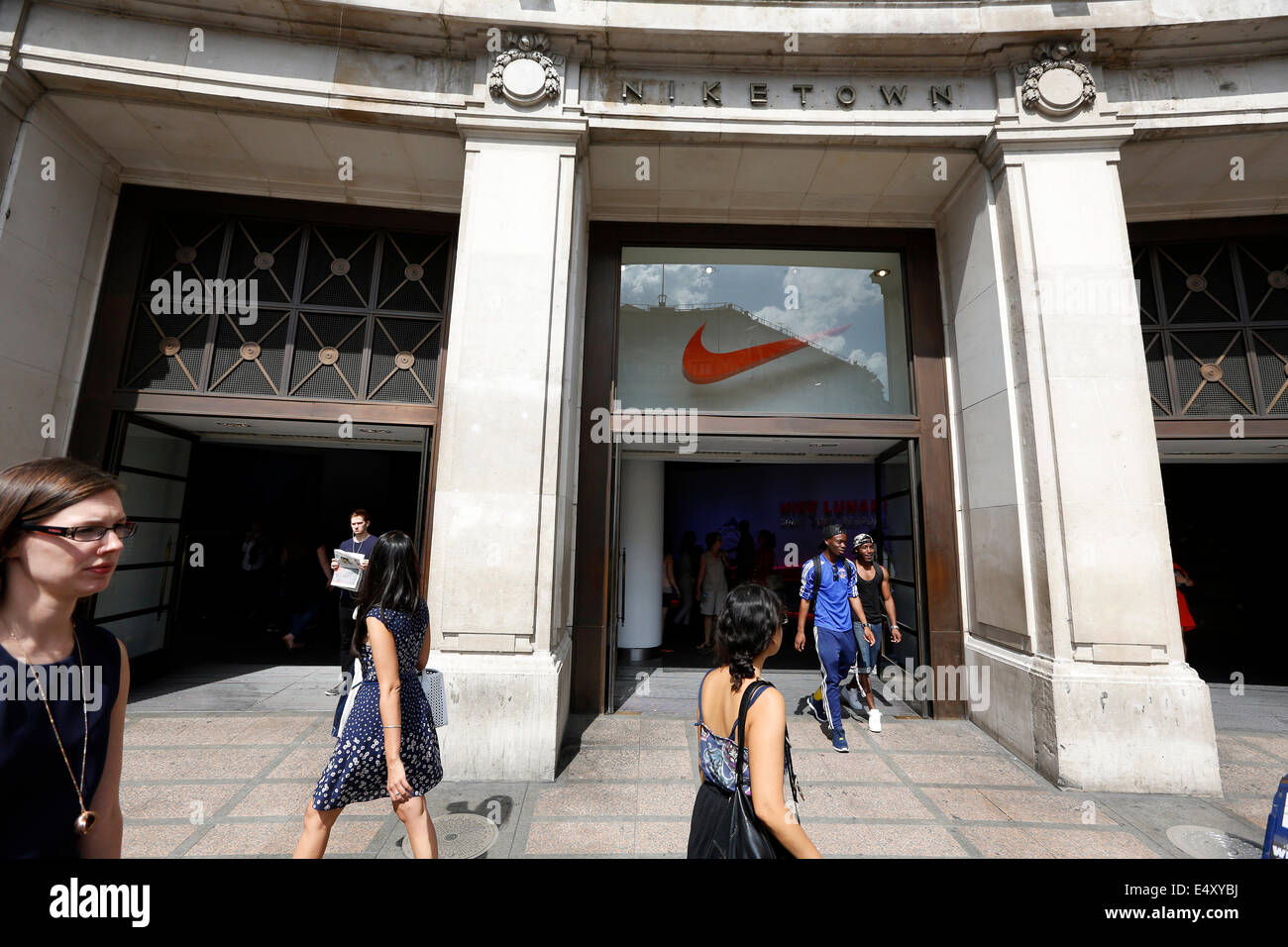 Nike store uk hi-res stock photography and images - Alamy