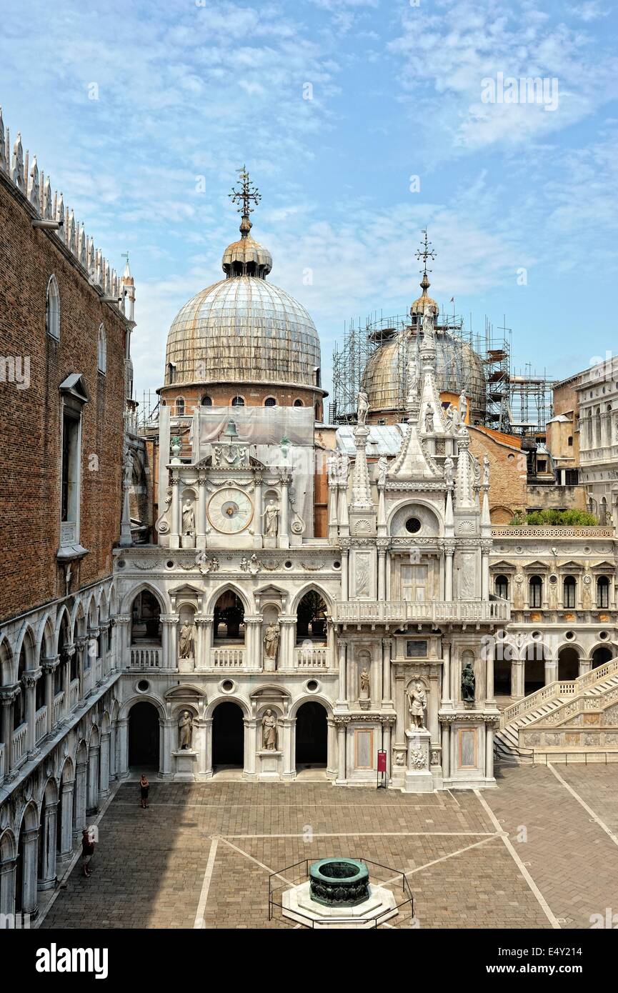 Yard of the Doge's Palace Stock Photo - Alamy