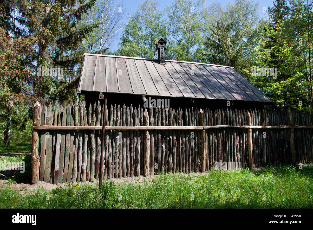 Cottage with fence hi-res stock photography and images - Alamy