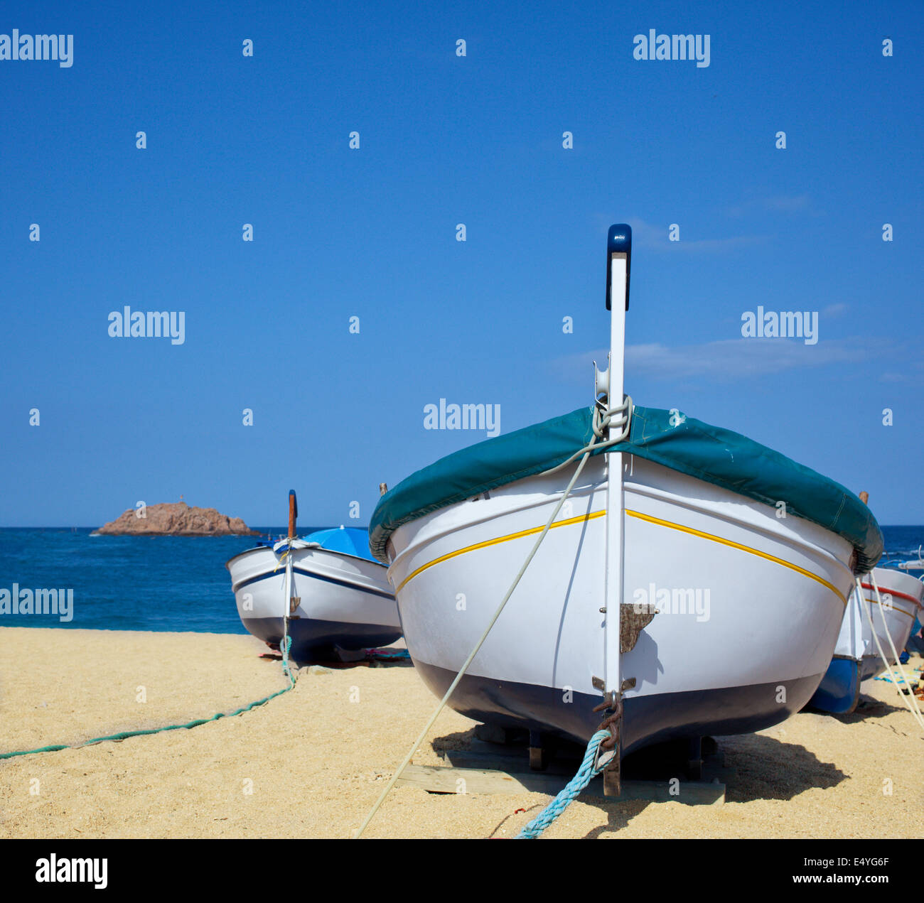 Boats standing on beach hi-res stock photography and images - Alamy