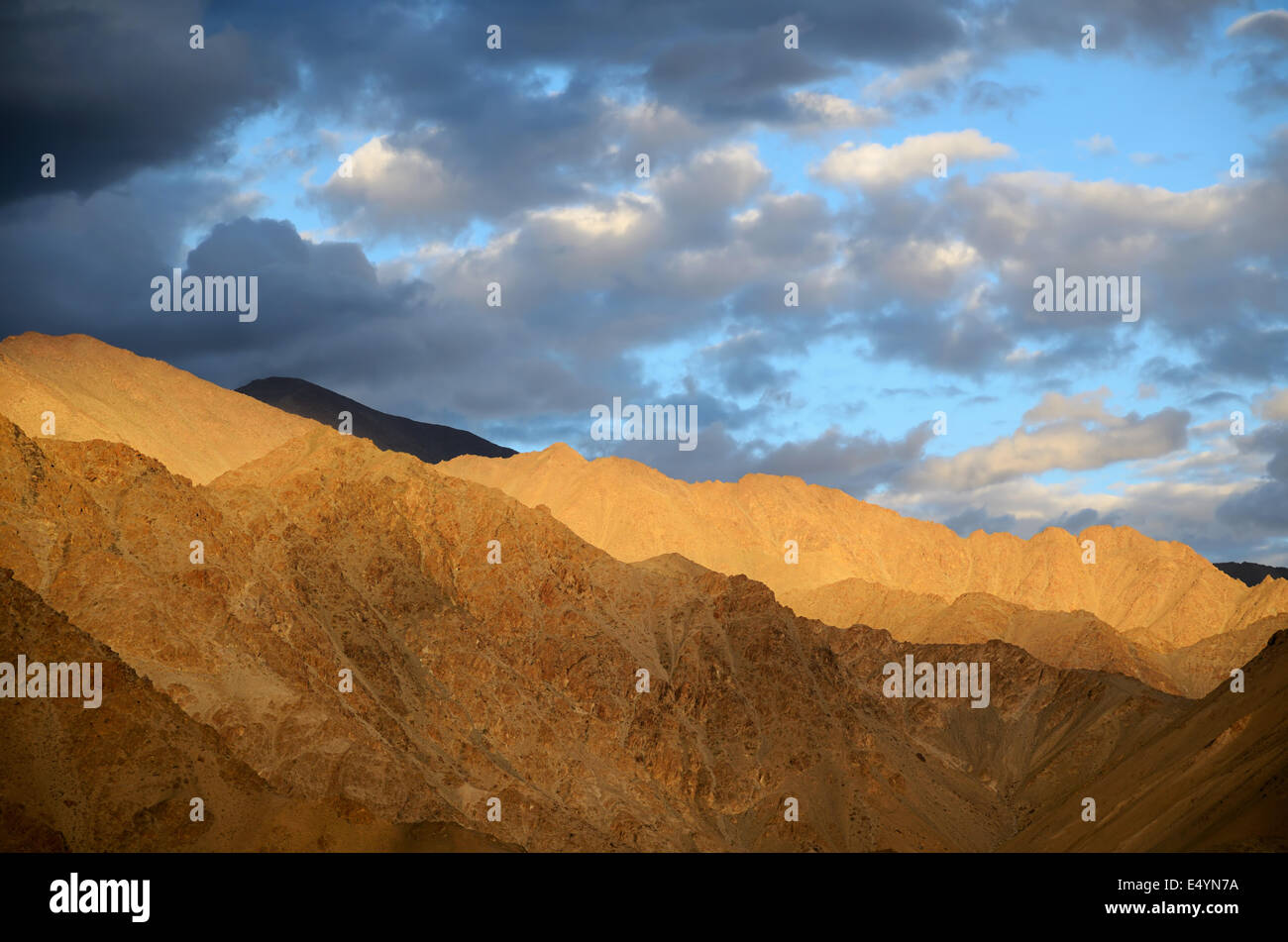 Himalaya mountains hi-res stock photography and images - Alamy