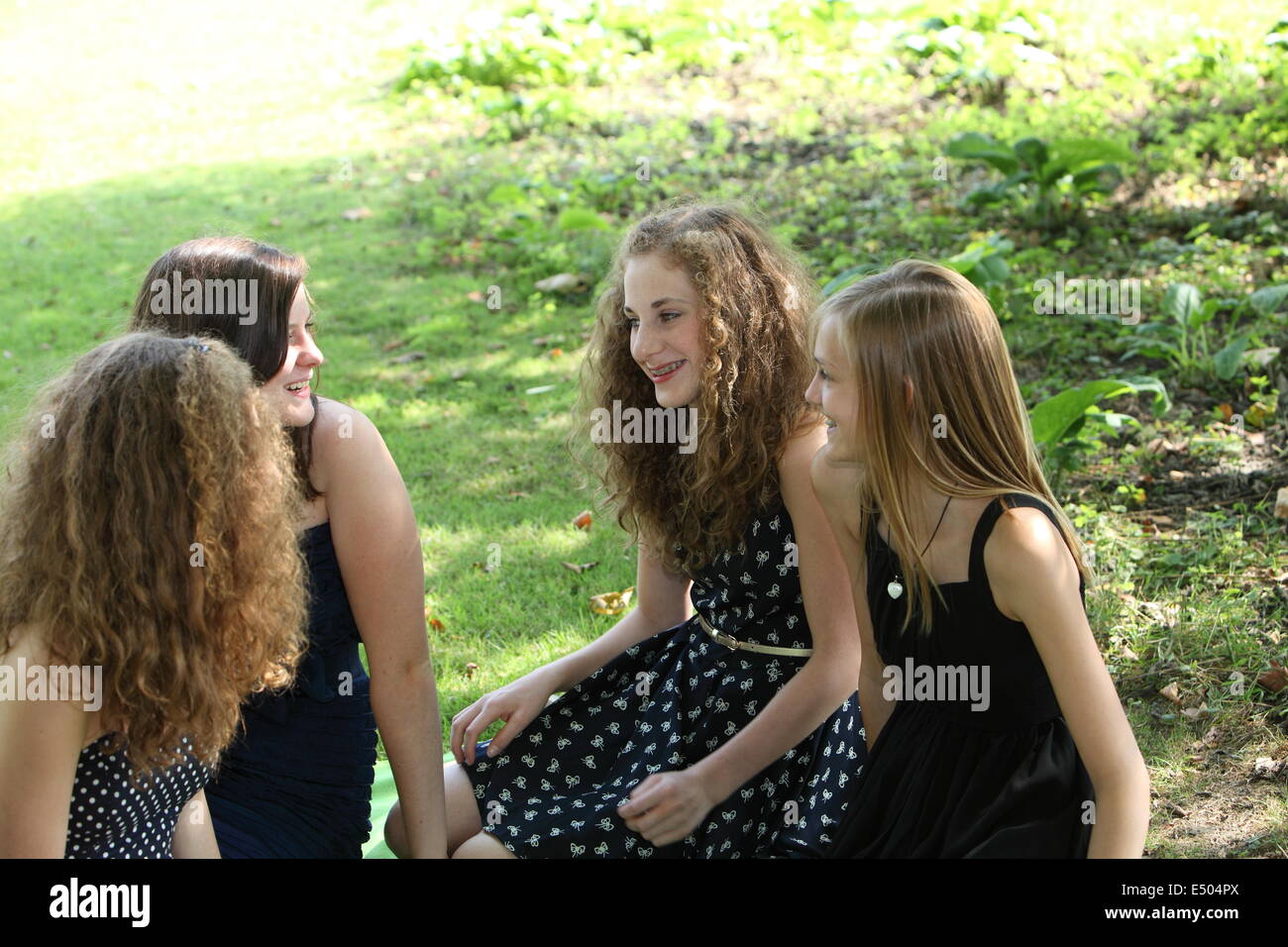 Group of girls talking hi-res stock photography and images - Alamy