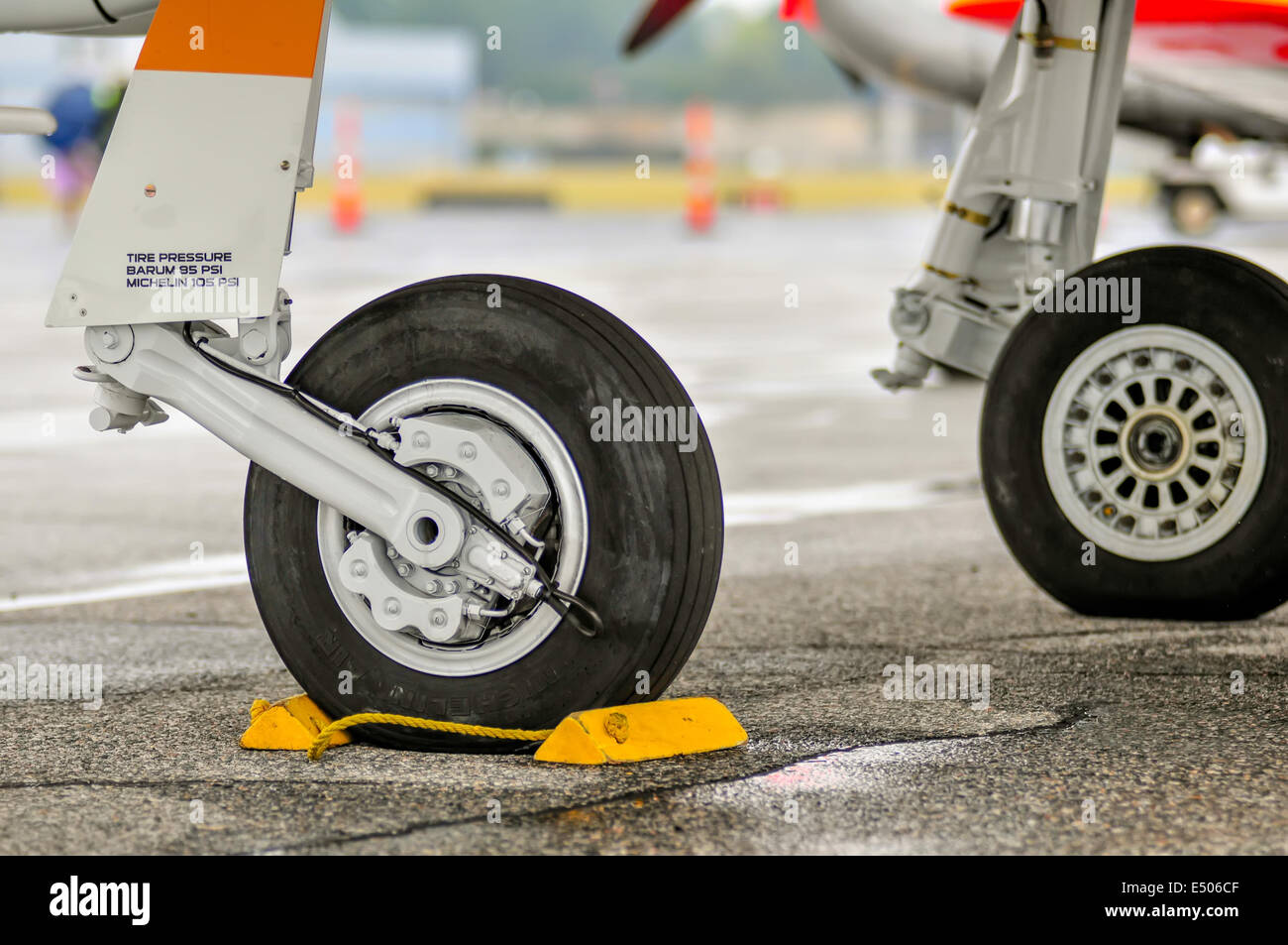 Airplane wheels hires stock photography and images Alamy