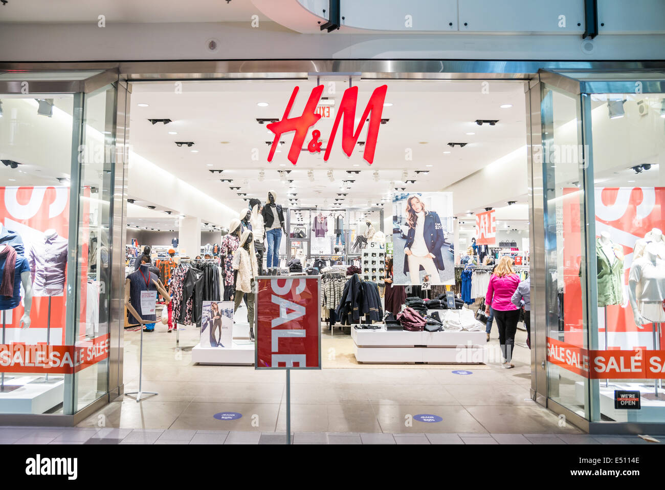 Hm store logo in mall hi-res stock photography and images - Alamy