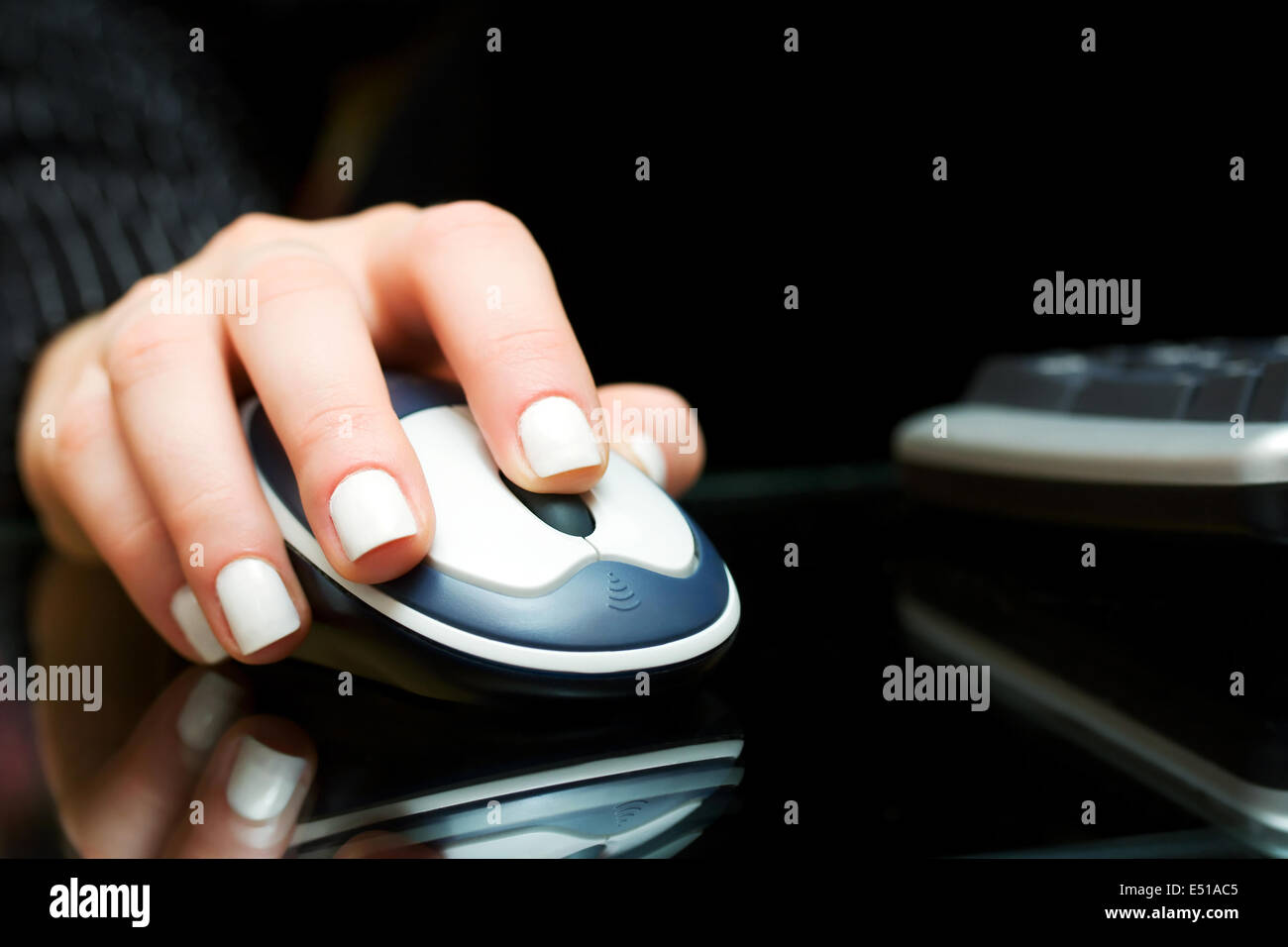 Female hand holding computer mouse Stock Photo - Alamy