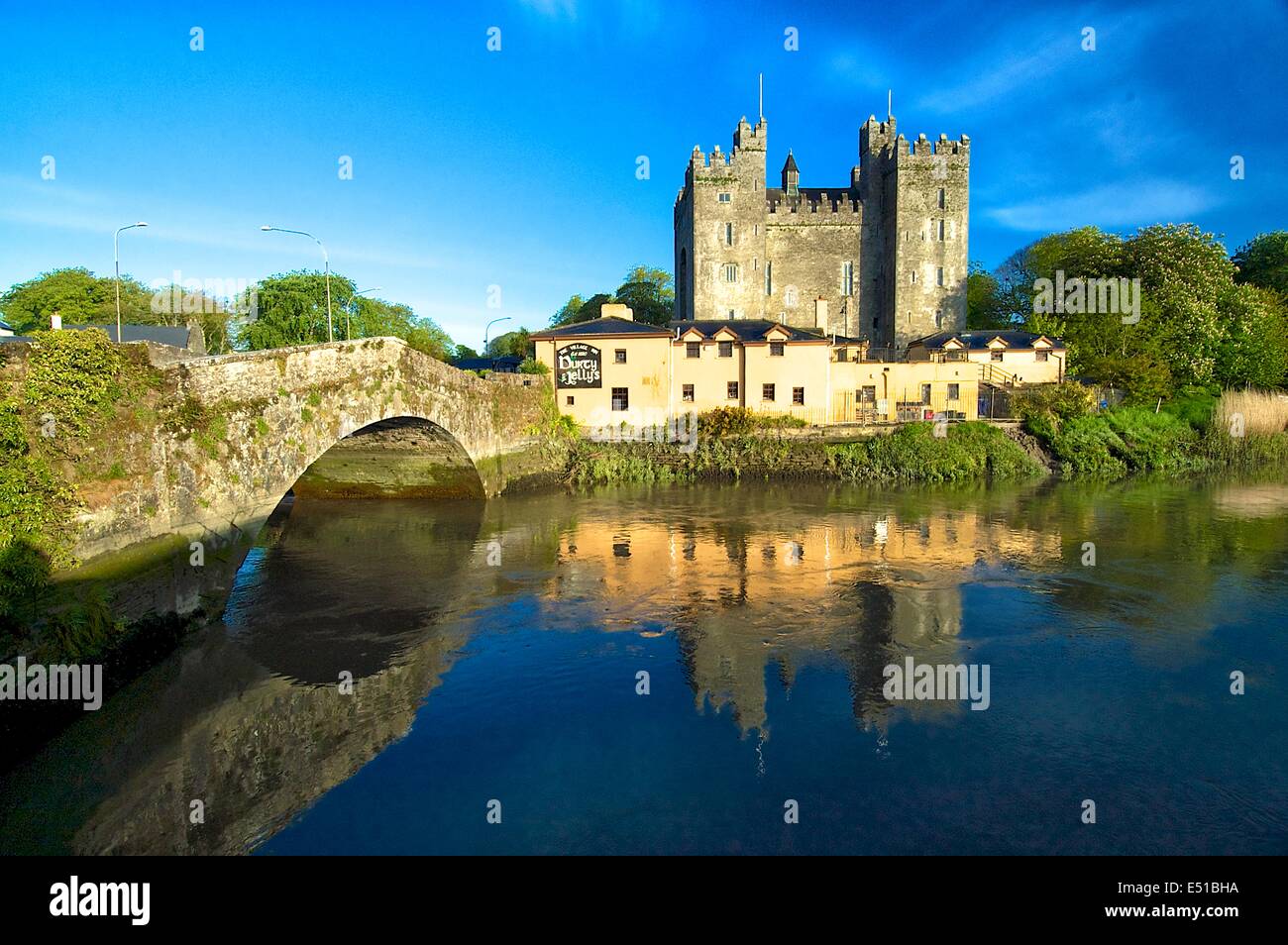 Europe Ireland County Clare Bunratty Castle and Durty Nelly’s traditional public house Stock Photo