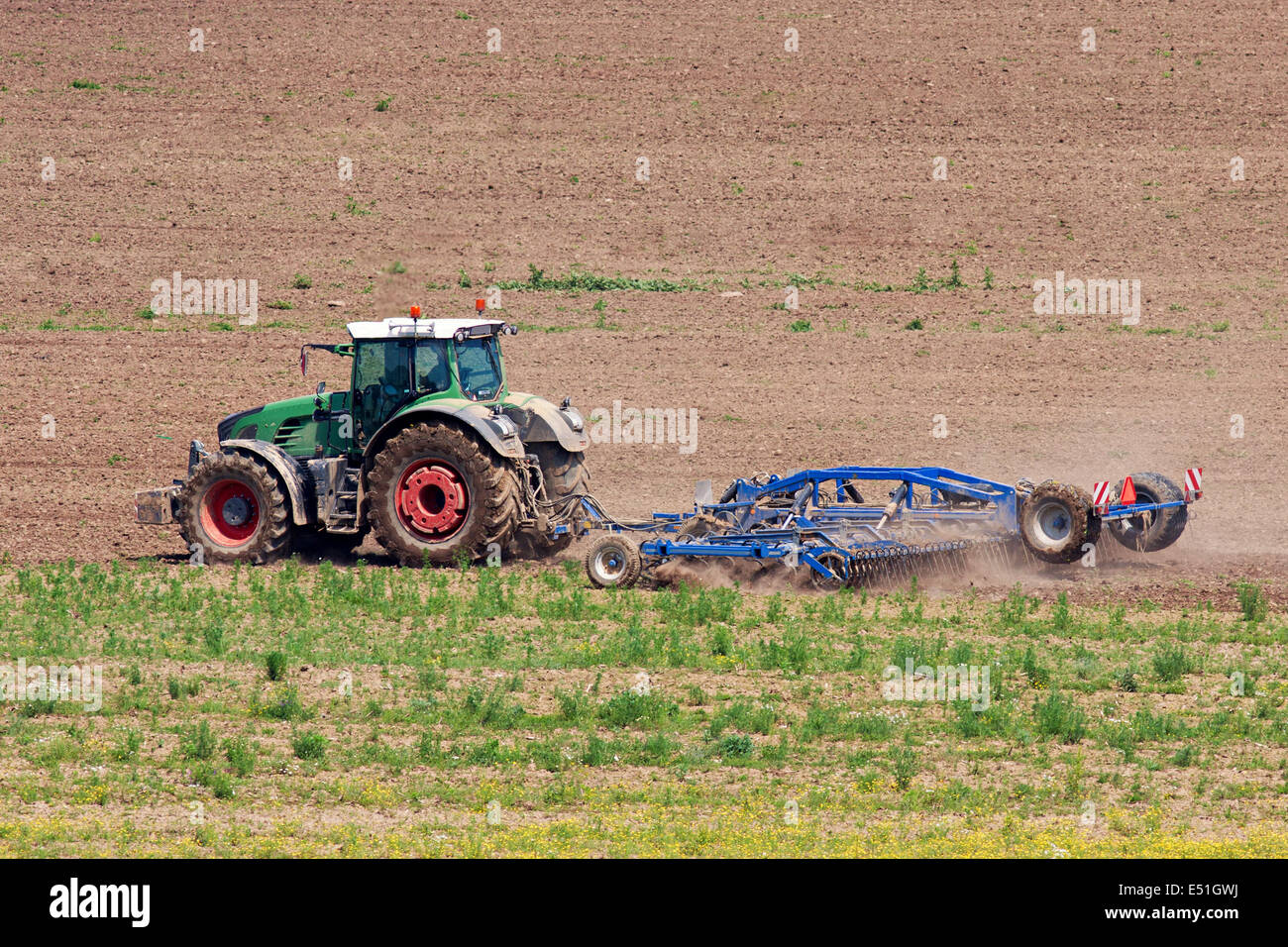 Трактор как он работает. Основные компоновочные схемы тракторов. Трактора российского производства для сельского хозяйства. Трактор как он работает. Трактор фон.