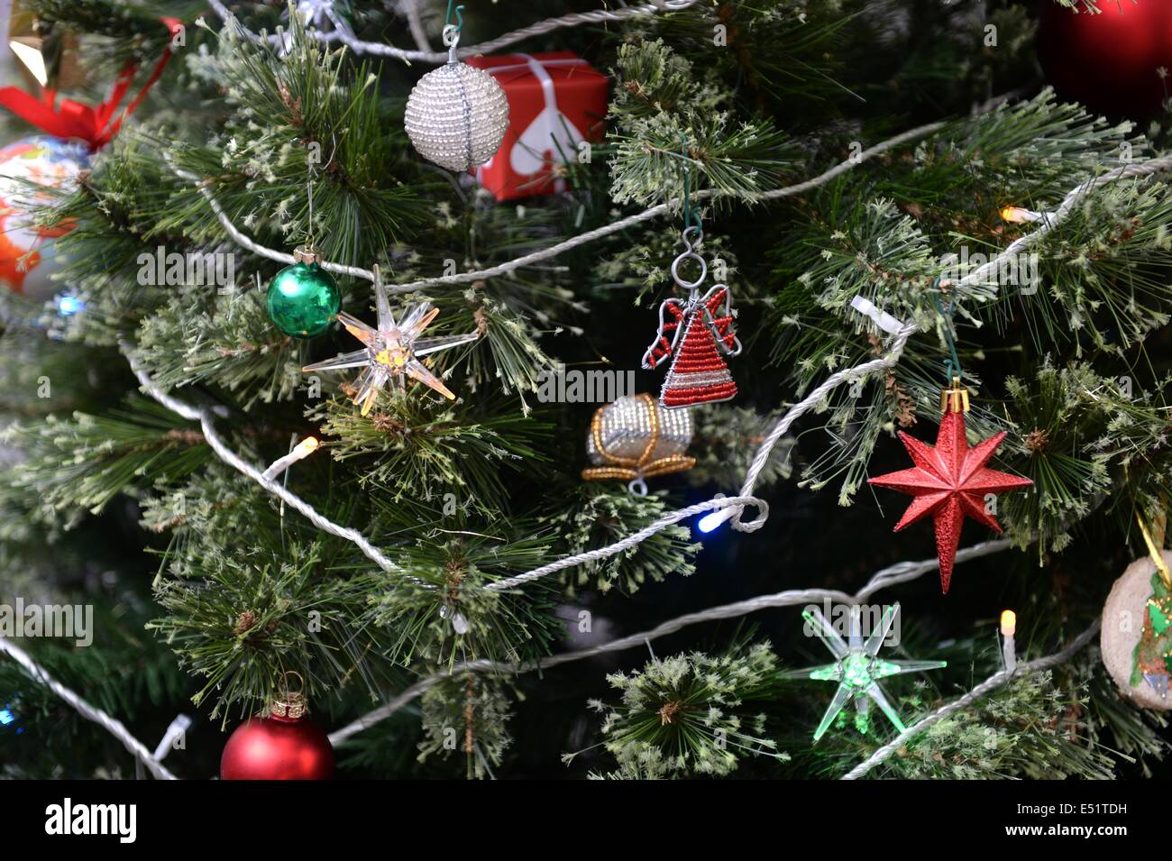 Gold glitter decorations tree hi-res stock photography and images - Alamy