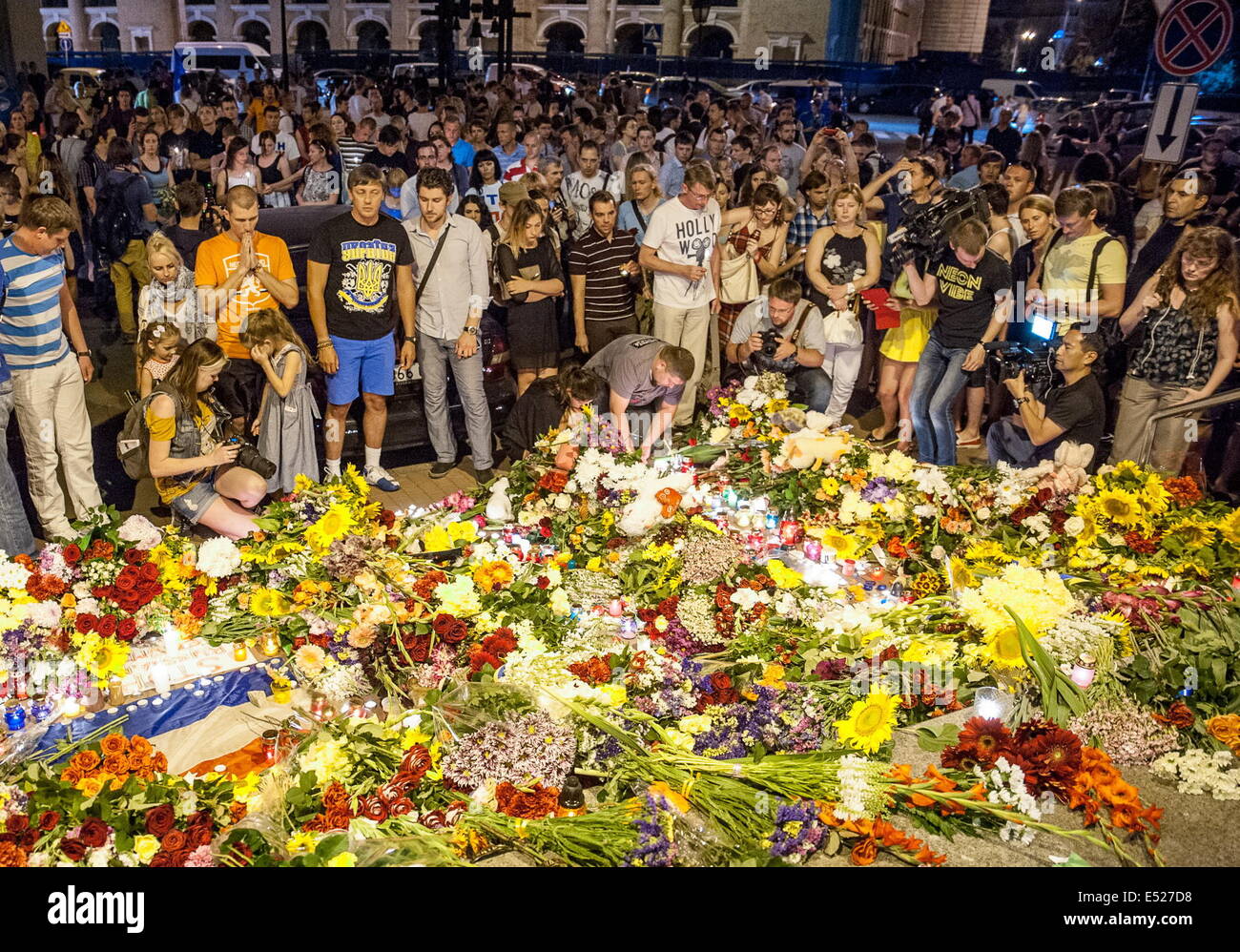 Kiev, Ukraine. 17th July, 2014. People bring flowers and candles ...