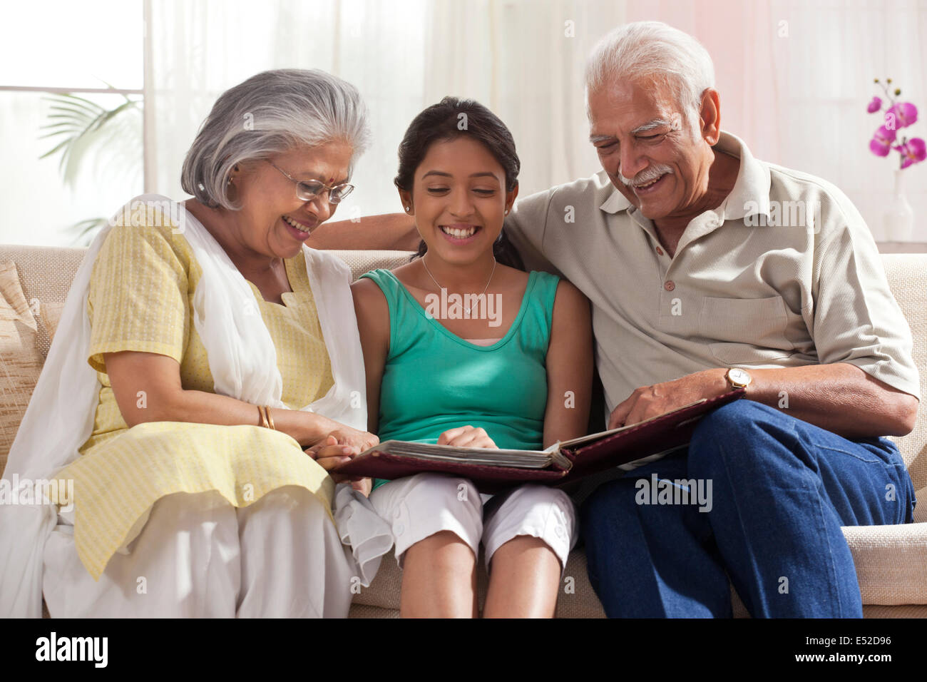 Объятия с бабушкой. Kelly her grandparents. She visit her grandparents sundays. She visit her grandparents sundays. Семья с бабушкой и дедушкой.