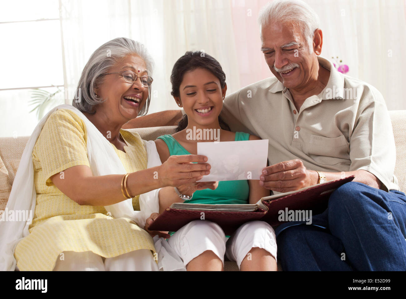 Фон для бабушки. Бабушка с дедушкой сидят на диване. Бабушка дедушка и внуки. Пенсионеры с детьми и внуками. Дедушка с внучками.