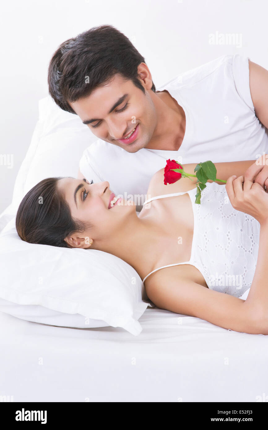 1 288 photos et images de Indian Couple In Bed - Getty Images