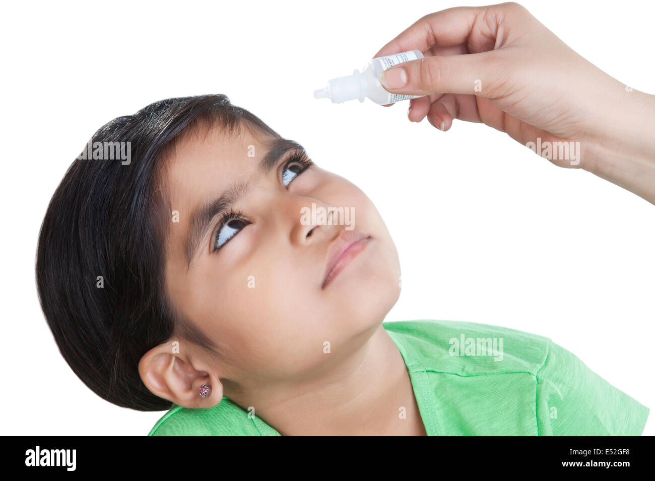 капает капли в глаза. капли медицинские. глазные капли реклама. реклама капель для носа. Put drops.