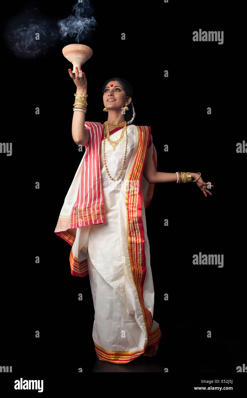 Dhunuchi dance bengali saree hi-res stock photography and images ...