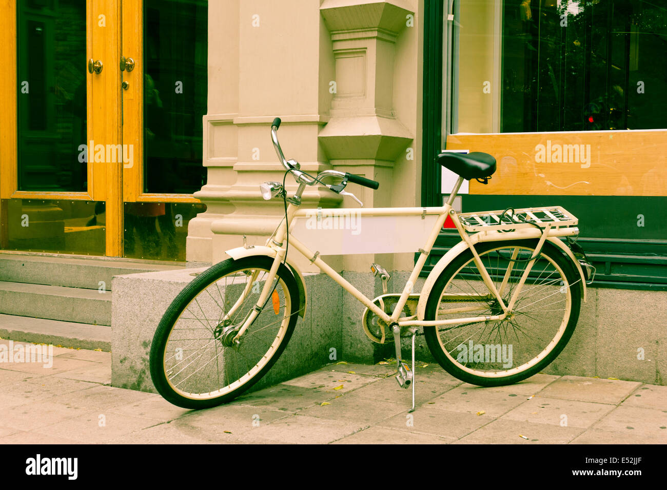 Classic vintage retro city bicycle hi-res stock photography and images ...