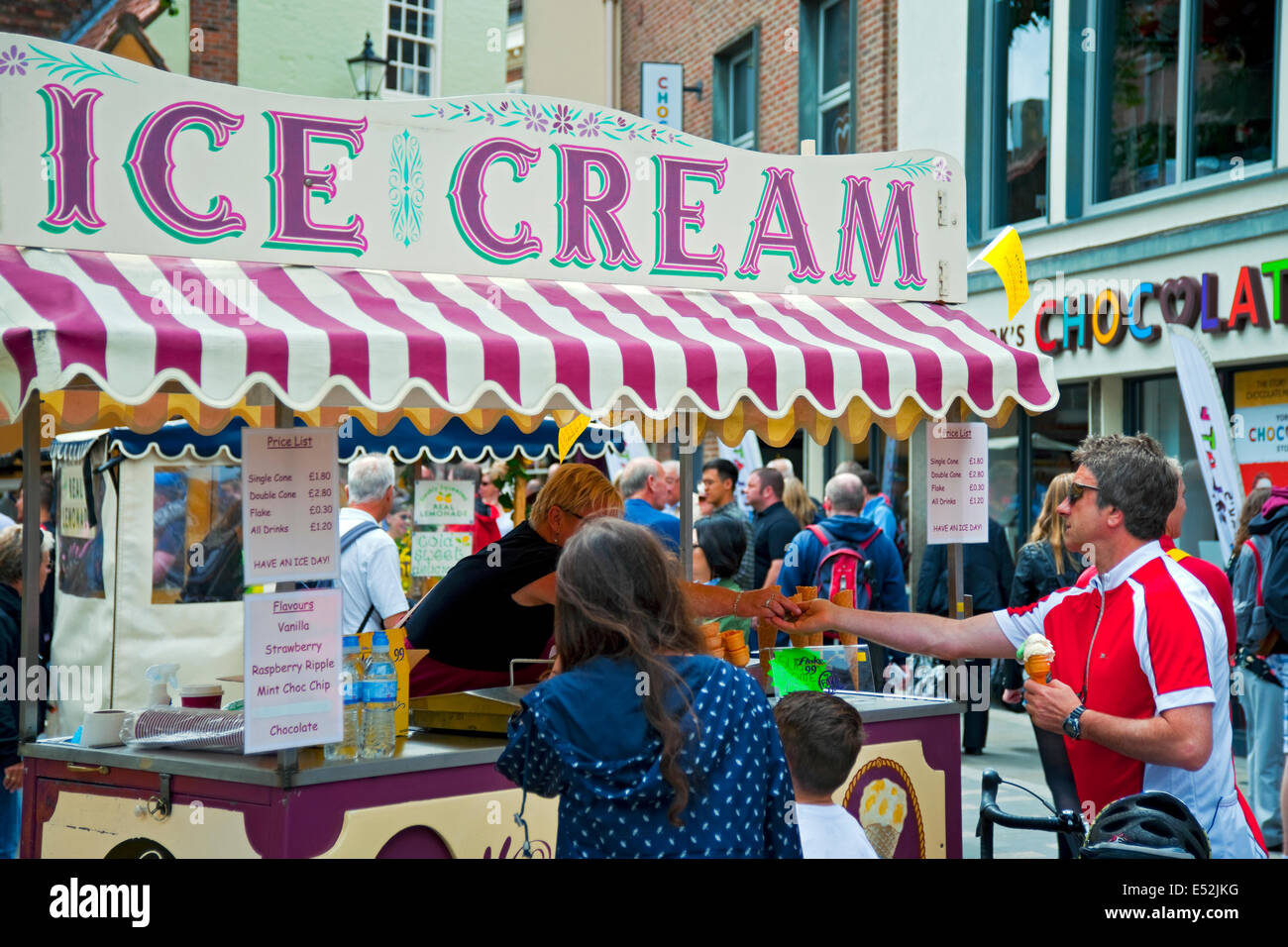 Ice Cream Cart Vendor Stock Photos & Ice Cream Cart Vendor Stock Images