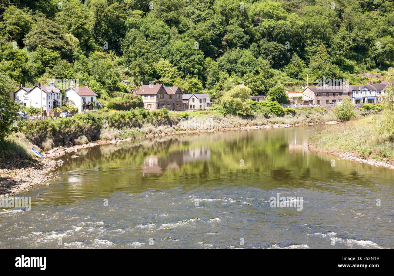 Cottages line the River Wye near Tintern Cistercian Abbey (Abaty Tyndyrn) in the Wye Valley, Monmouthshire,,Wales, UK Stock Photo