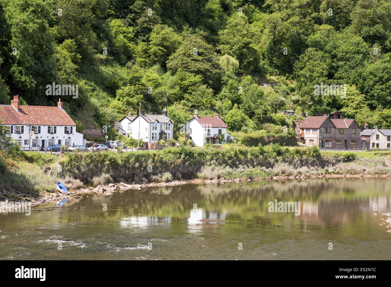 Cottages line the River Wye near Tintern Abbey (Abaty Tyndyrn) in the Wye Valley, Monmouthshire,,Wales, UK Stock Photo