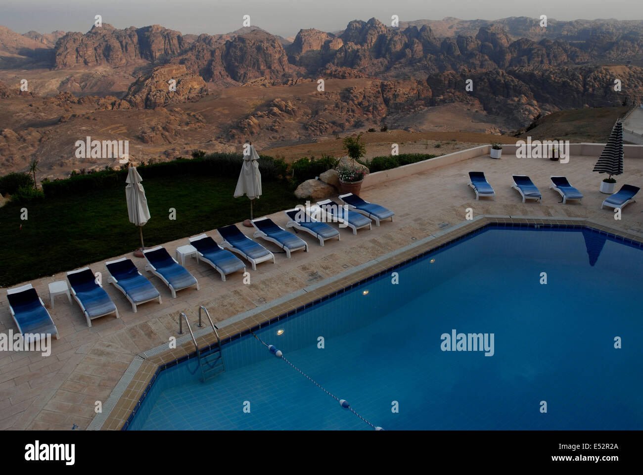 Panoramic view of the swimming pool and the mountains, from the Marriott Hotel, Petra, Jordania Stock Photo