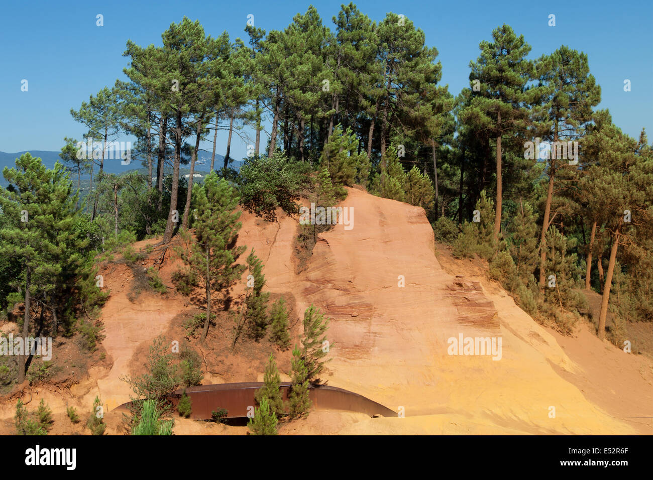 охристые скалы. руссильон франция красная гора. карьер охры франция. каток в охта парке. парк охра.