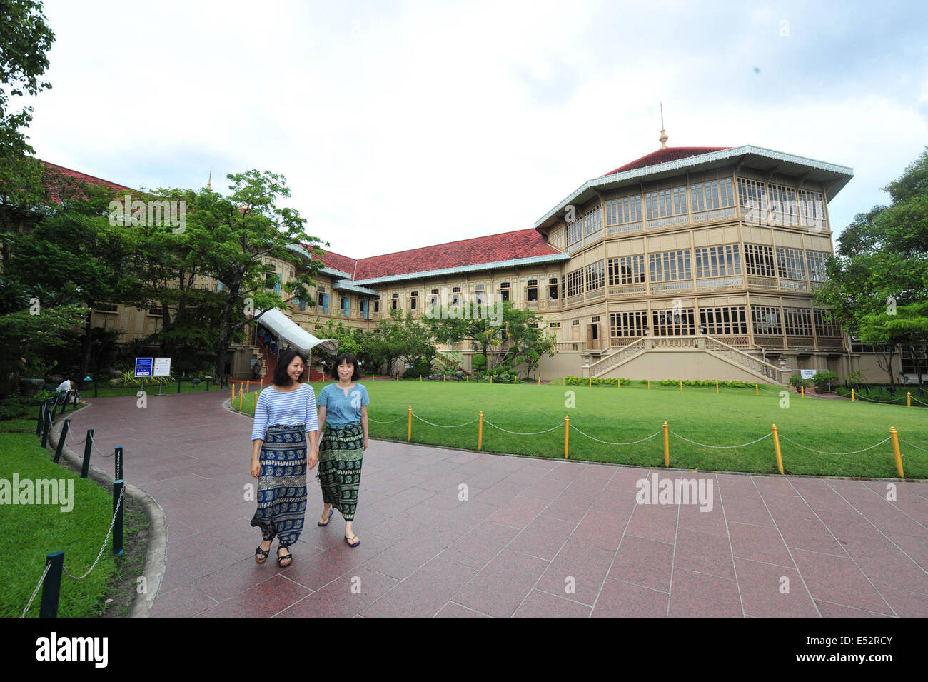 Bangkok, Thailand. 18th July, 2014. Chinese tourists walk in front of the Vimanmek mansion in Bangkok, Thailand, July 18, 2014. Thai military junta has agreed to a proposal to exempt Chinese tourists, including those from Taiwan, from visa fees for three months, local media reported Thursday. © Rachen Sageamsak/Xinhua/Alamy Live News Stock Photo