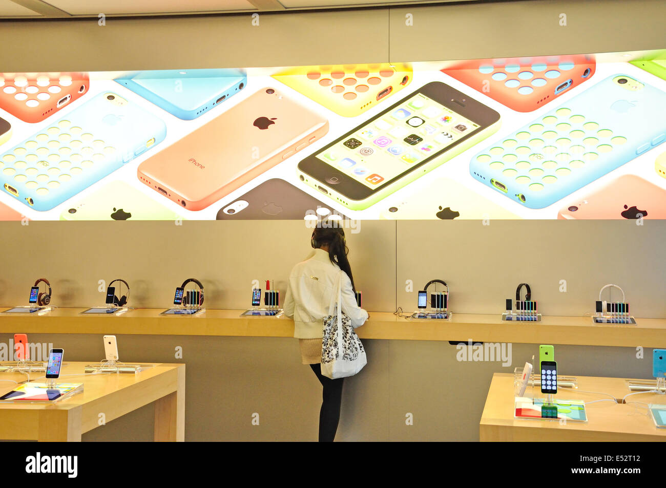 Apple Store, The Oracle, The Oracle shopping centre, Reading, Berkshire, England, United Kingdom Stock Photo