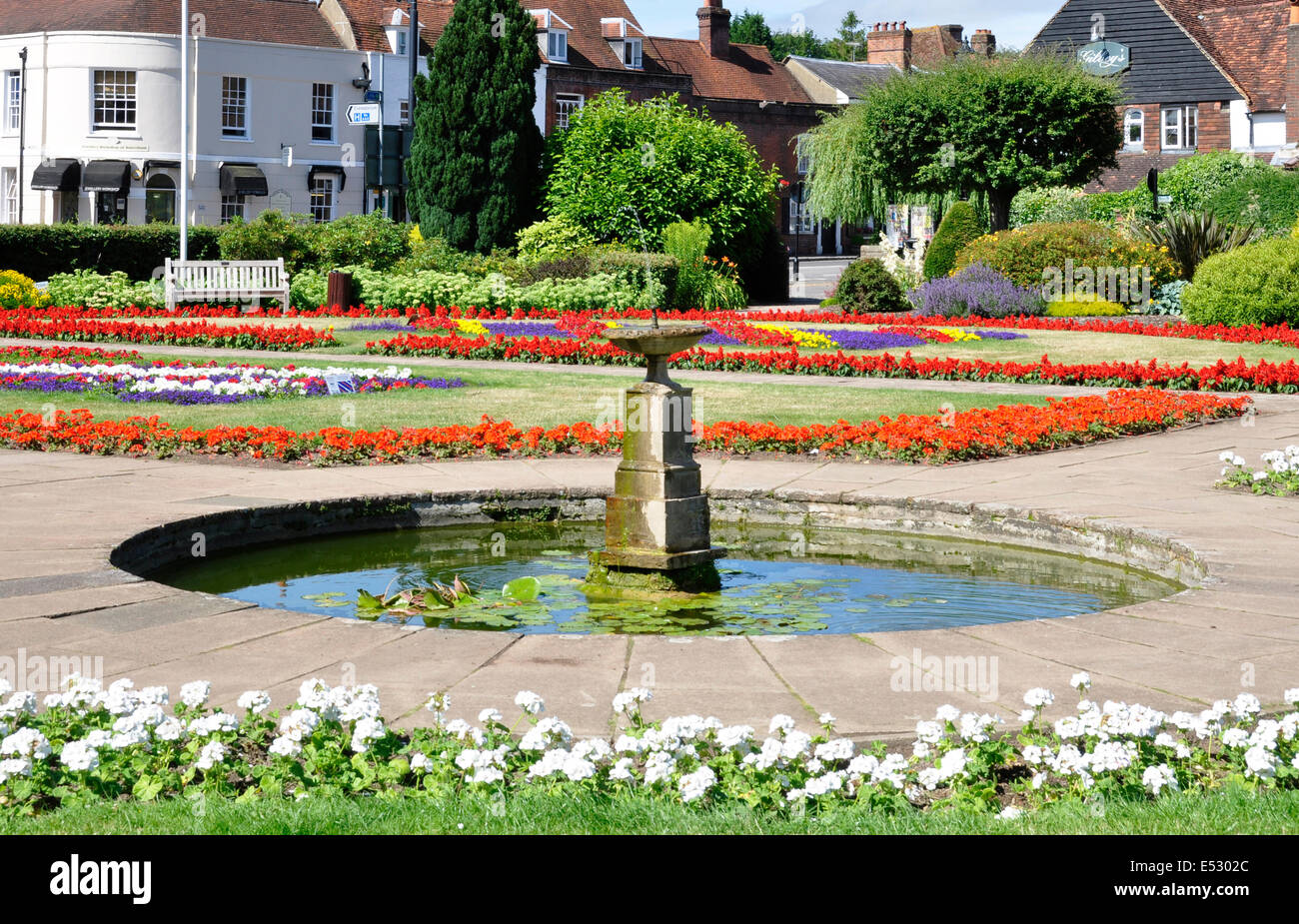 Bucks Chilterns Old Amersham Garden of Remembrance floral display + fountain  colours of Oxford + Buckinghamshire Light Infantry Stock Photo