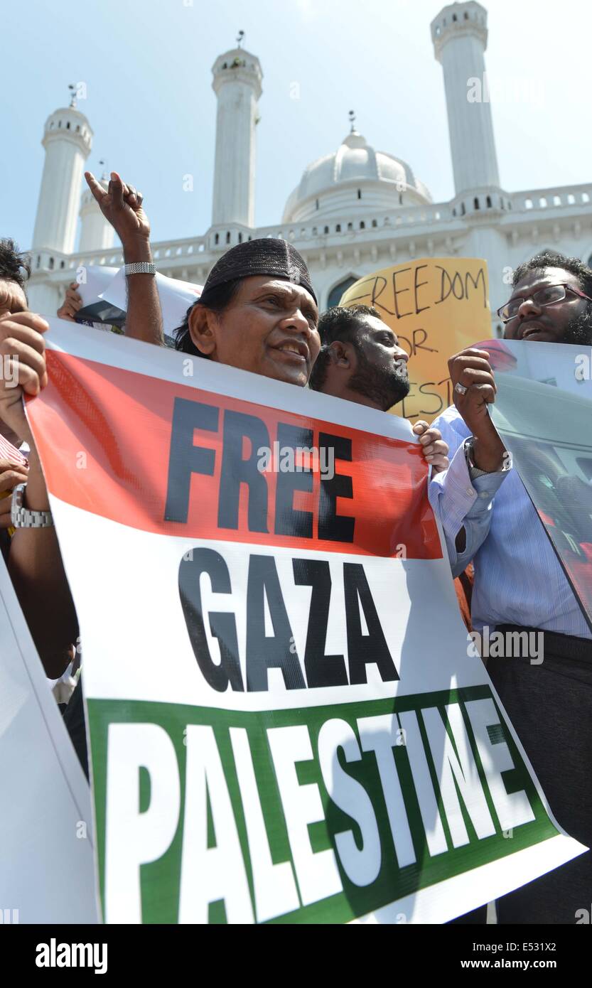 Colombo, Sri Lanka. 18th July, 2014. Sri Lankan Muslims stage a  demonstration denouncing Israel and its offensives against Palestinians in  the Gaza Strip in Colombo, Sri Lanka, on July 18, 2014. Credit: