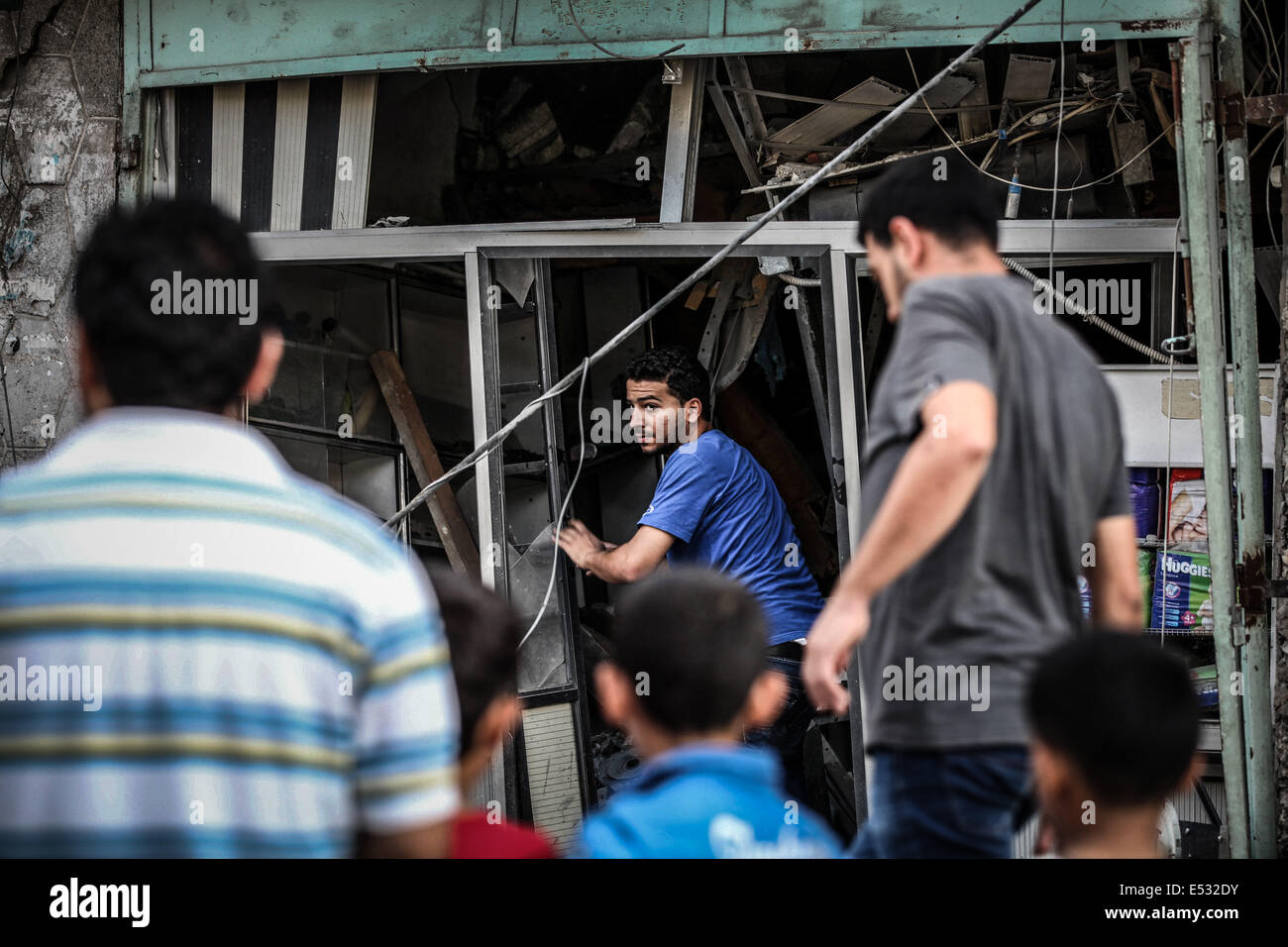 Gaza, Palestinian Territories. 18th July, 2014. Palestinians inspect ...
