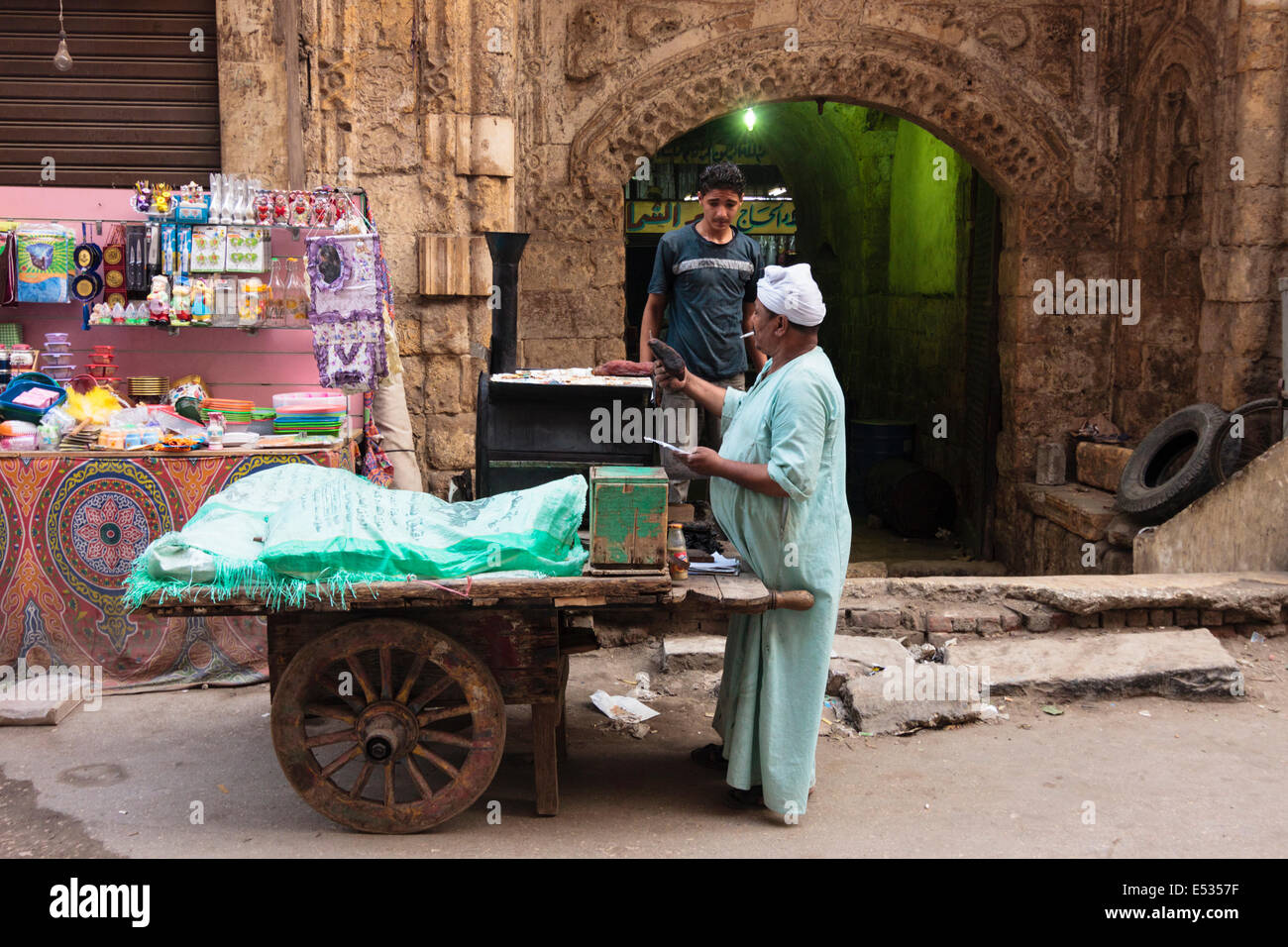 Street vendor with cart in Islamic Cairo, Egypt Stock Photo