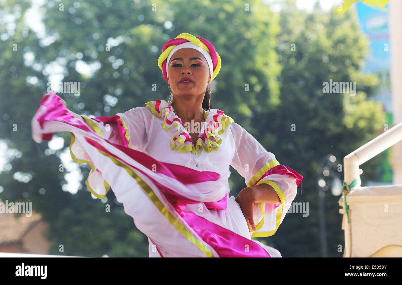 Colombia traditional dance hi-res stock photography and images - Alamy
