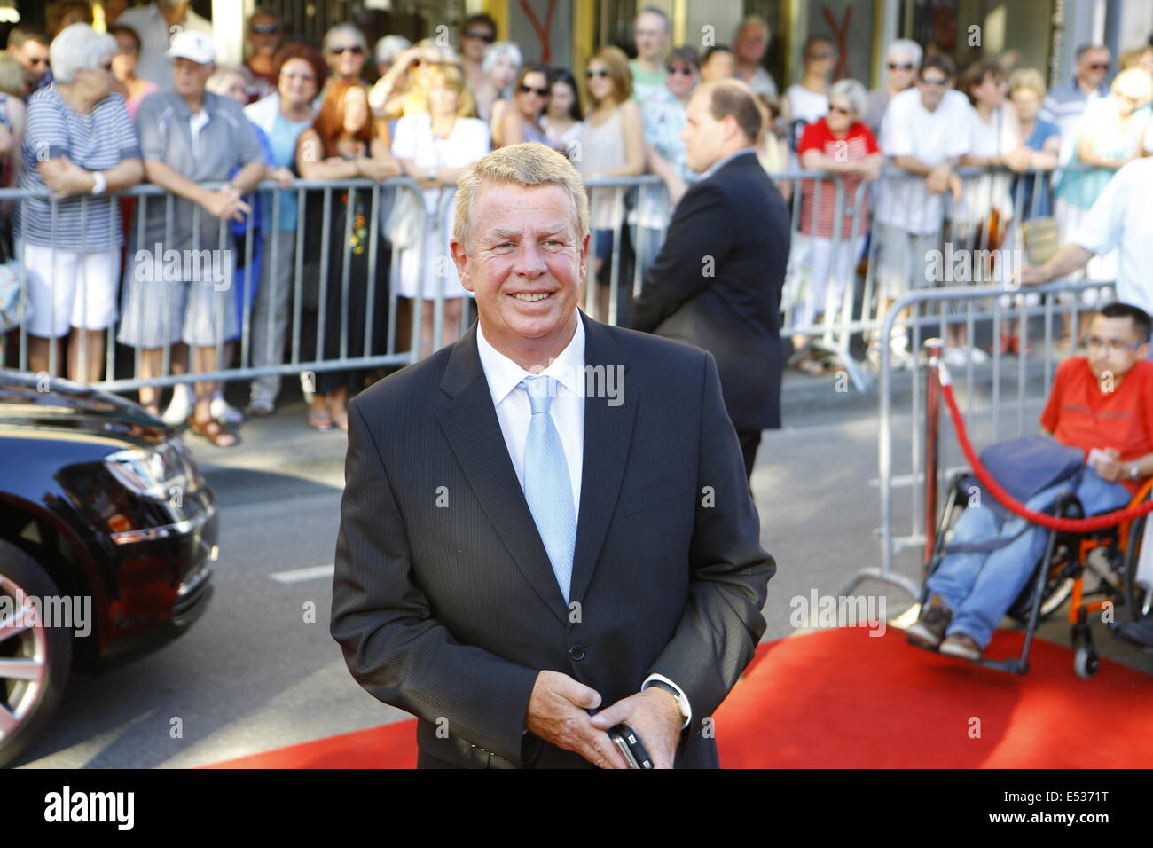 Worms, Germany. 18th July 2014. The Lord Mayor of Worms, Michael Kissel, poses for the cameras on the red carpet.  Celebrities from politics, sports and film came to Worms, to see the premier of the 13th Nibelungen-Festspiele. The last festival under director Dieter Wedel saw the performance of 'Hebbels Nibelungen - born this way' at the foot of the Cathedral of Worms. Stock Photo