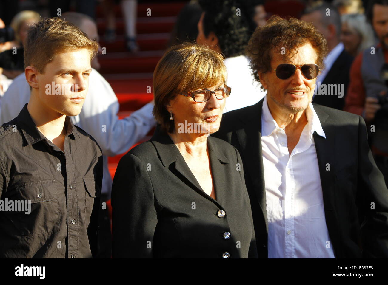 Worms, Germany. 18th July 2014. Dieter Wedel (right), the director of the Nibelungen-Festspiele Worms, poses with his son Benjamin (left)  and his partner Uschi Wolters (right) for the cameras on the red carpet.   Celebrities from politics, sports and film came to Worms, to see the premier of the 13th Nibelungen-Festspiele. The last festival under director Dieter Wedel saw the performance of 'Hebbels Nibelungen - born this way' at the foot of the Cathedral of Worms. Stock Photo