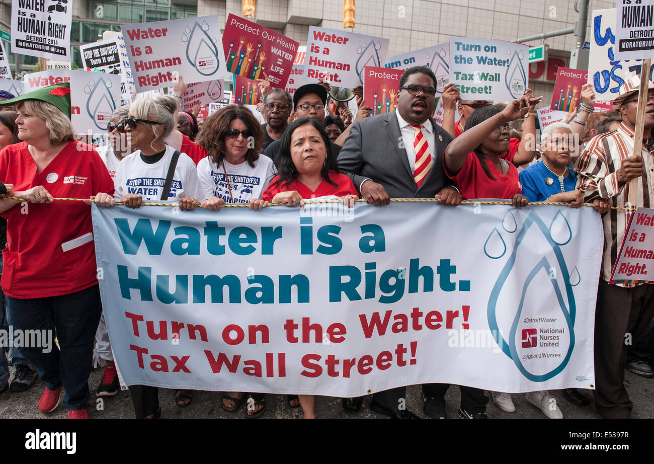 Chicago, USA. 18th July, 2014. Members of National Nurses United, Michigan Welfare Rights Organization, The People's Water Board and other local community groups, clergy and supporters take to the streets in Detroit, the United States, on July 18, 2014, to protest residential water shut offs in the city by the Detroit Water and Sewerage Department (DWSD). DWSD said in March it would target Detroit homes with overdue bills of $150, or more than two months late. Since spring it has shut off water to more than 15,000 homes. © James Fassinger/Xinhua/Alamy Live News Stock Photo