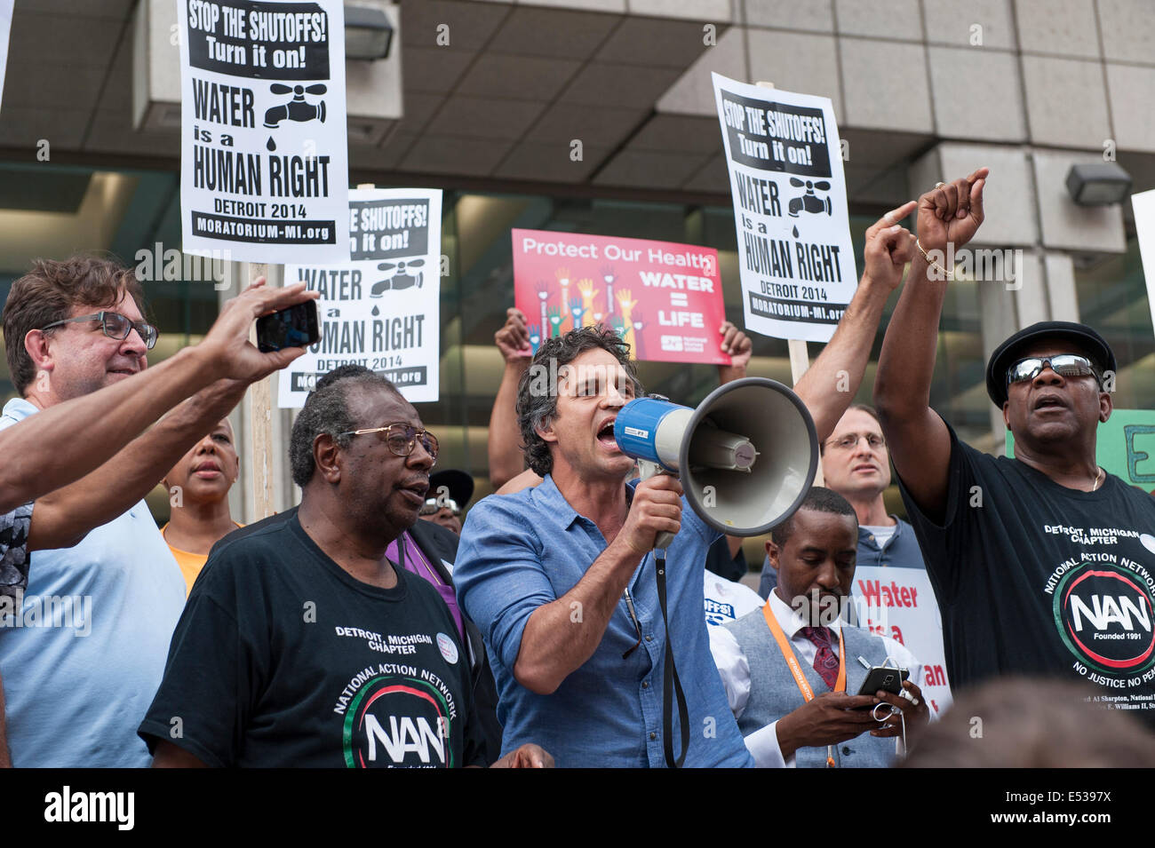 Chicago, USA. 18th July, 2014. Actor and activist Mark Ruffalo joins demonstrators outside Cobo Center in Detroit, the United States, as they prepare to take to the streets in protest of residential water shut offs in the city by the Detroit Water and Sewerage Department(DWSD) on July 18, 2014. DWSD said in March it would target Detroit homes with overdue bills of $150, or more than two months late. Since spring it has shut off water to more than 15,000 homes. © James Fassinger/Xinhua/Alamy Live News Stock Photo