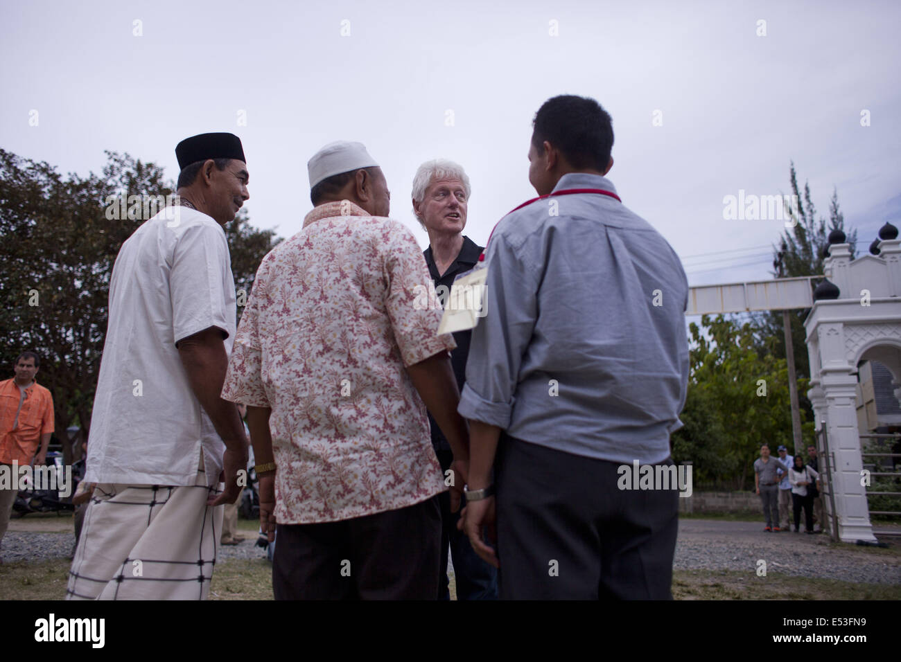 Aceh Besar, Aceh, Indonesia. 19th July, 2014. BILL CLINTON, former US President, talks with Lampuuk villagers during his visit in Aceh to see reconstruction progress after Tsunami on December 26th 2004.Aceh, a province in Indonesia, is the worst hit area during 2004 Tsunami. Around 221,000 people killed or missing. Credit:  Fauzan Ijazah/ZUMA Wire/Alamy Live News Stock Photo