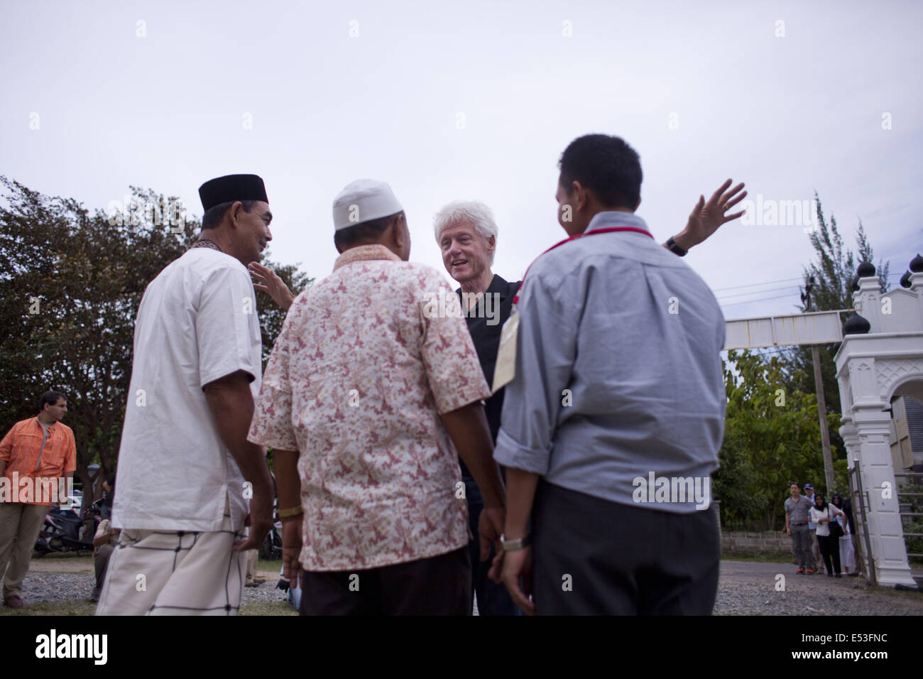 Aceh Besar, Aceh, Indonesia. 19th July, 2014. BILL CLINTON, former US President, talks with Lampuuk villagers during his visit in Aceh to see reconstruction progress after Tsunami on December 26th 2004.Aceh, a province in Indonesia, is the worst hit area during 2004 Tsunami. Around 221,000 people killed or missing. Credit:  Fauzan Ijazah/ZUMA Wire/Alamy Live News Stock Photo