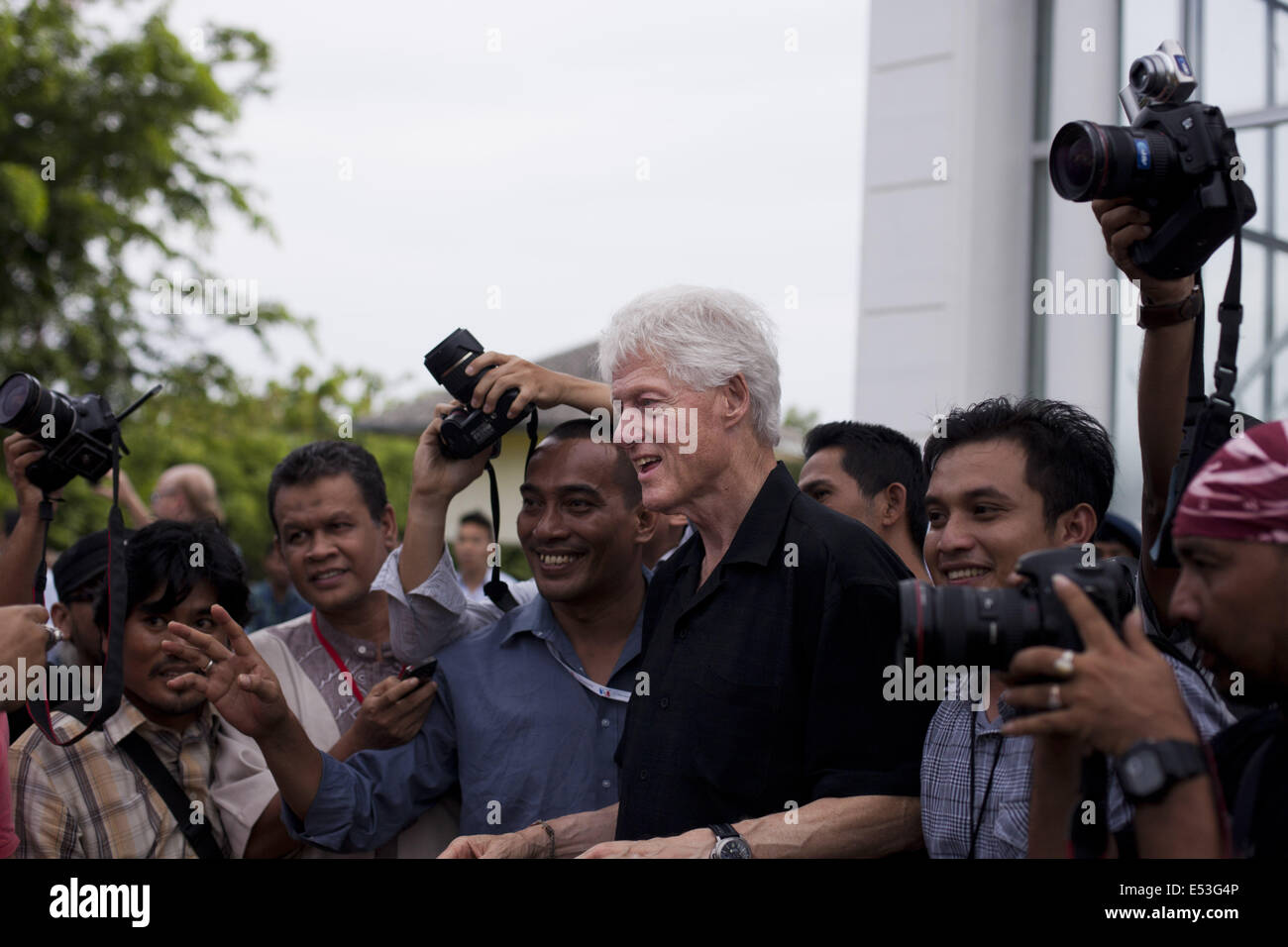 Aceh Besar, Aceh, Indonesia. 19th July, 2014. BILL CLINTON, former US President, pose with journalists, during his visit in Aceh to see reconstruction progress after Tsunami on December 26th 2004.Aceh, a province in Indonesia, is the worst hit area during 2004 Tsunami. Around 221,000 people killed or missing. Credit:  Fauzan Ijazah/ZUMA Wire/Alamy Live News Stock Photo