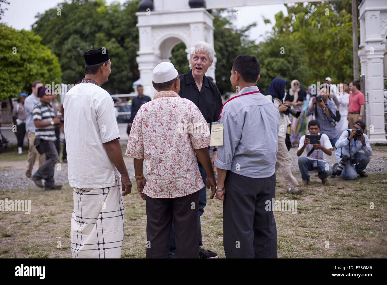 Aceh Besar, Aceh, Indonesia. 19th July, 2014. BILL CLINTON, former US President, talks with Lampuuk villagers during his visit in Aceh to see reconstruction progress after Tsunami on December 26th 2004.Aceh, a province in Indonesia, is the worst hit area during 2004 Tsunami. Around 221,000 people killed or missing. Credit:  Fauzan Ijazah/ZUMA Wire/Alamy Live News Stock Photo