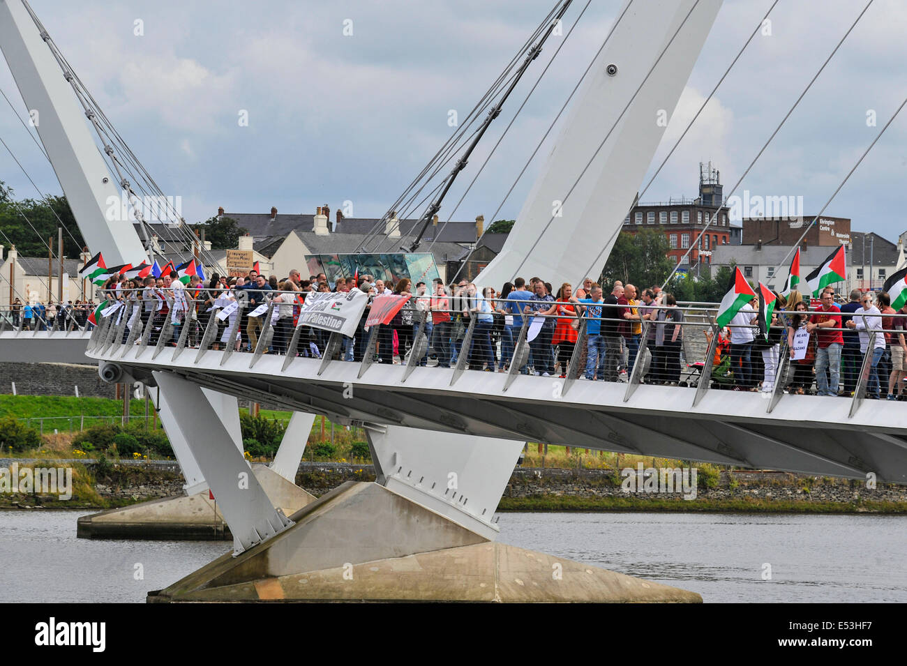 Derry, Londonderry, Northern Ireland, UK - 19 July 2014. Gaza solidarity protest on Peace Bridge. Hundreds of people form a human chain across the Peace Bridge as part of a worldwide show of solidarity with the Palestinian people of the Gaza Strip. The event, on the Peace Bridge, was organized by the Derry Anti War Coalition (DAWC). Credit: George Sweeney / Alamy Live News Stock Photo