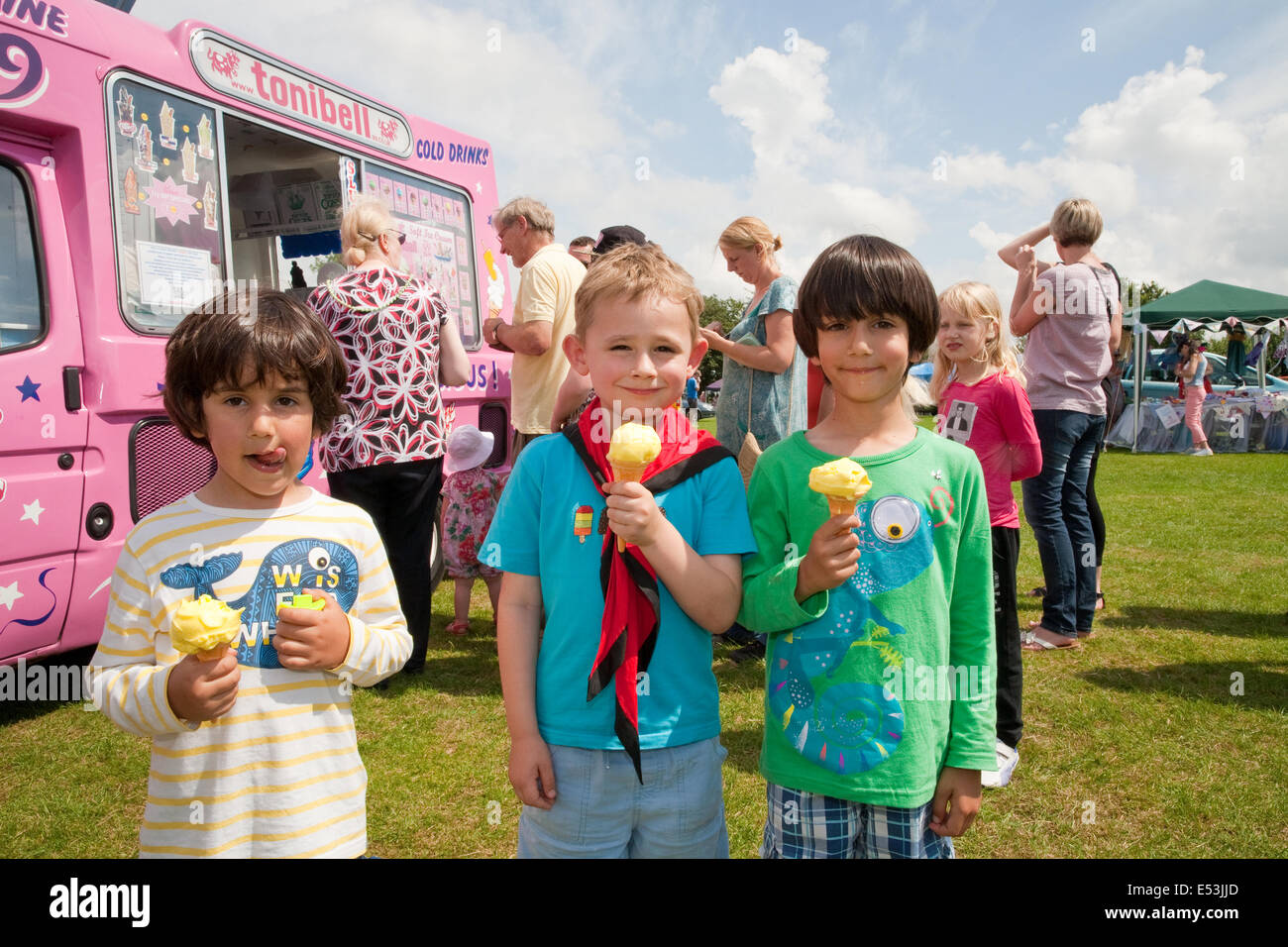 Children enjoy an ice cream to cool down at Chelsfield Village Fete Stock Photo Alamy
