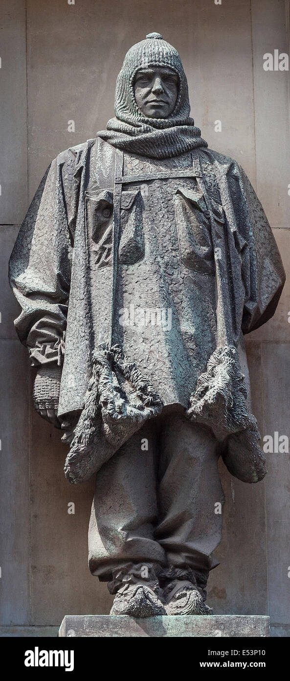 Shackleton statue, National Geographic Society, Kensington Gore, London, UK Stock Photo